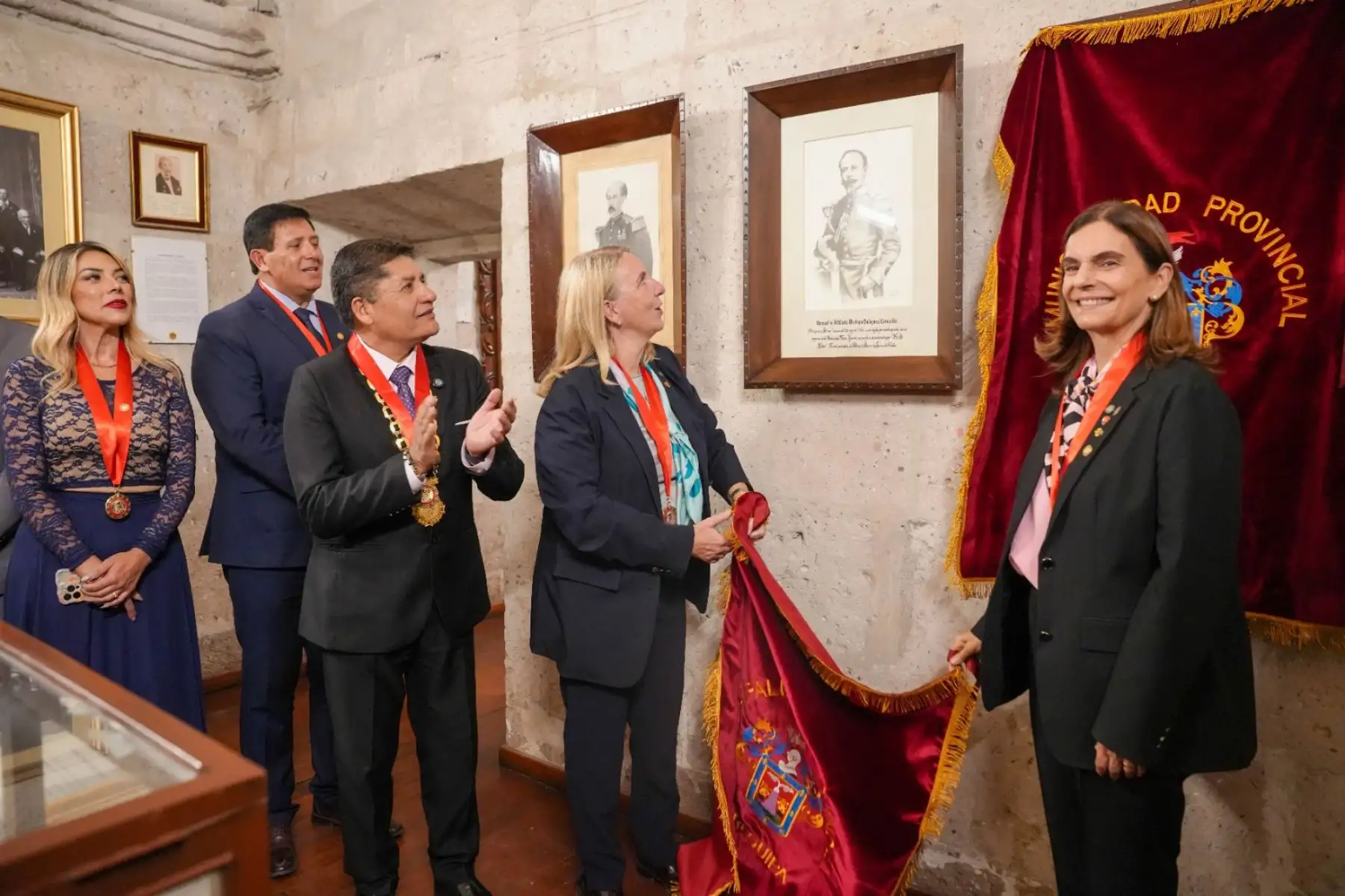 El acto alcanzó máxima emoción cuando se interpretó "2 de Mayo Himno Peruano", una pieza compuesta por el coronel Mariano Bolognesi Cervantes, hermano de Francisco, héroe del Combate del 2 de Mayo y cuyo óleo fue incorporado en la sala 2 de Mayo del museo.. Foto: Cortesía Diego Ramos