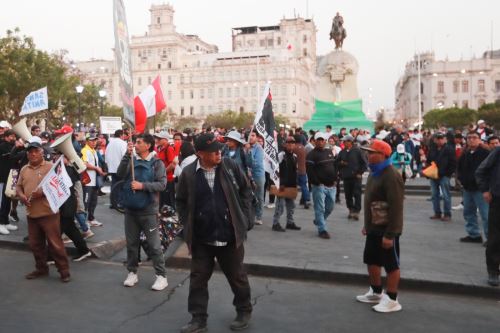 Ciudadanos marchas por las calles del Centro de Lima