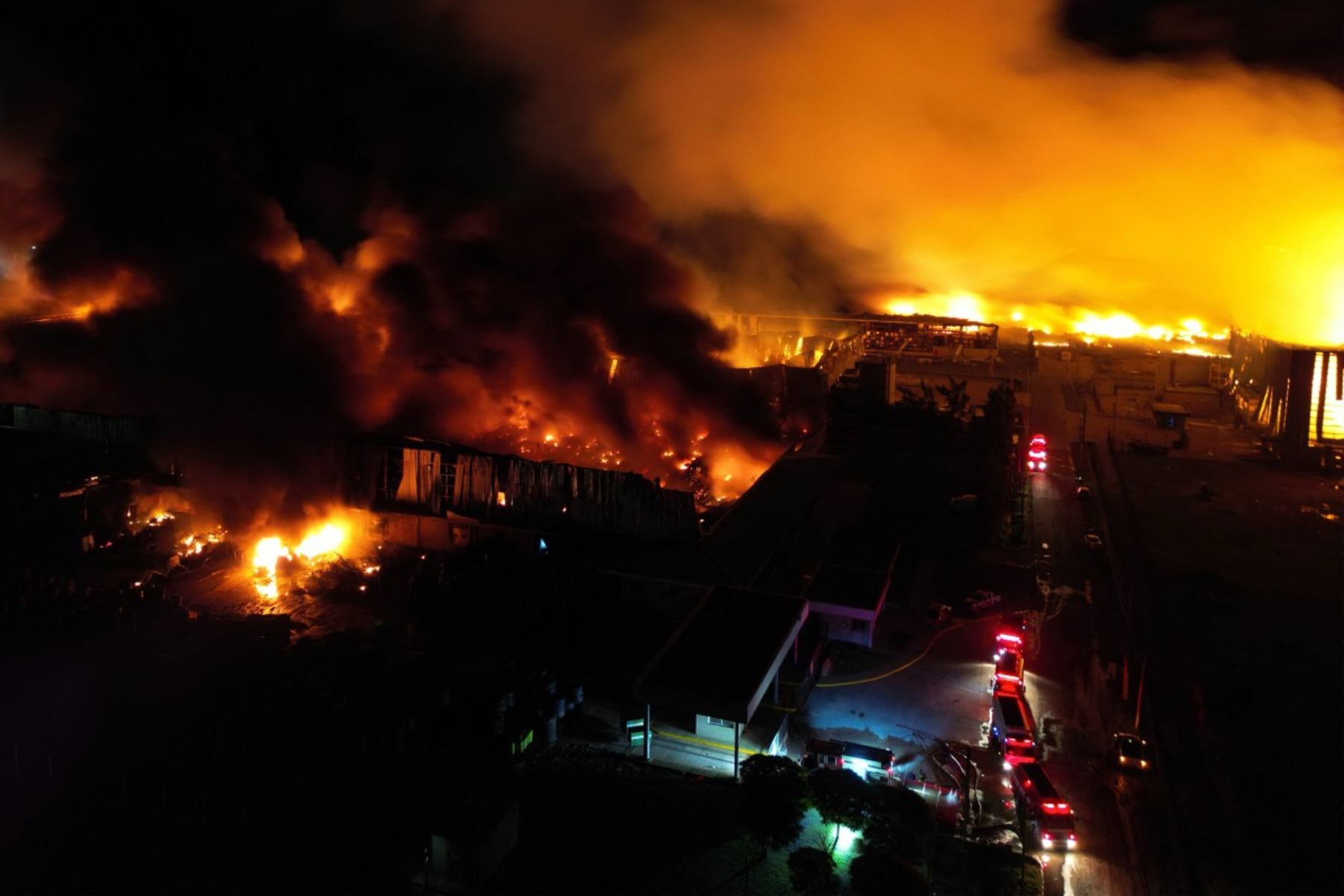 Esta vista aérea muestra un incendio tras una explosión en una zona industrial de Ezeiza, provincia de Buenos Aires, Argentina. Foto: AFP