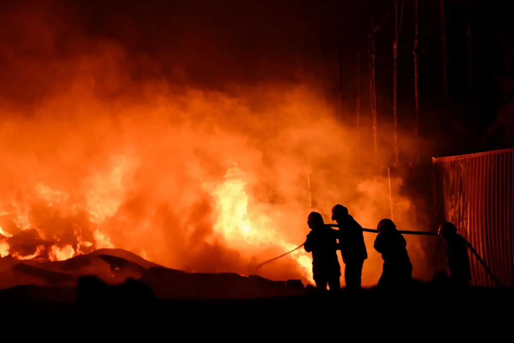 Los bomberos trabajan para extinguir un incendio tras una explosión en una zona industrial de Ezeiza, provincia de Buenos Aires, Argentina. AFP