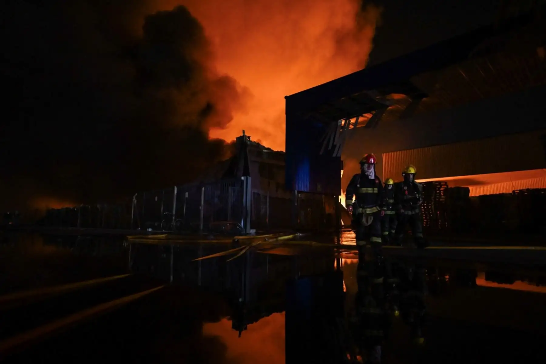 Al menos una de las fábricas incendiadas, que la prensa cifra en cinco, quedó reducida a cenizas. AFP