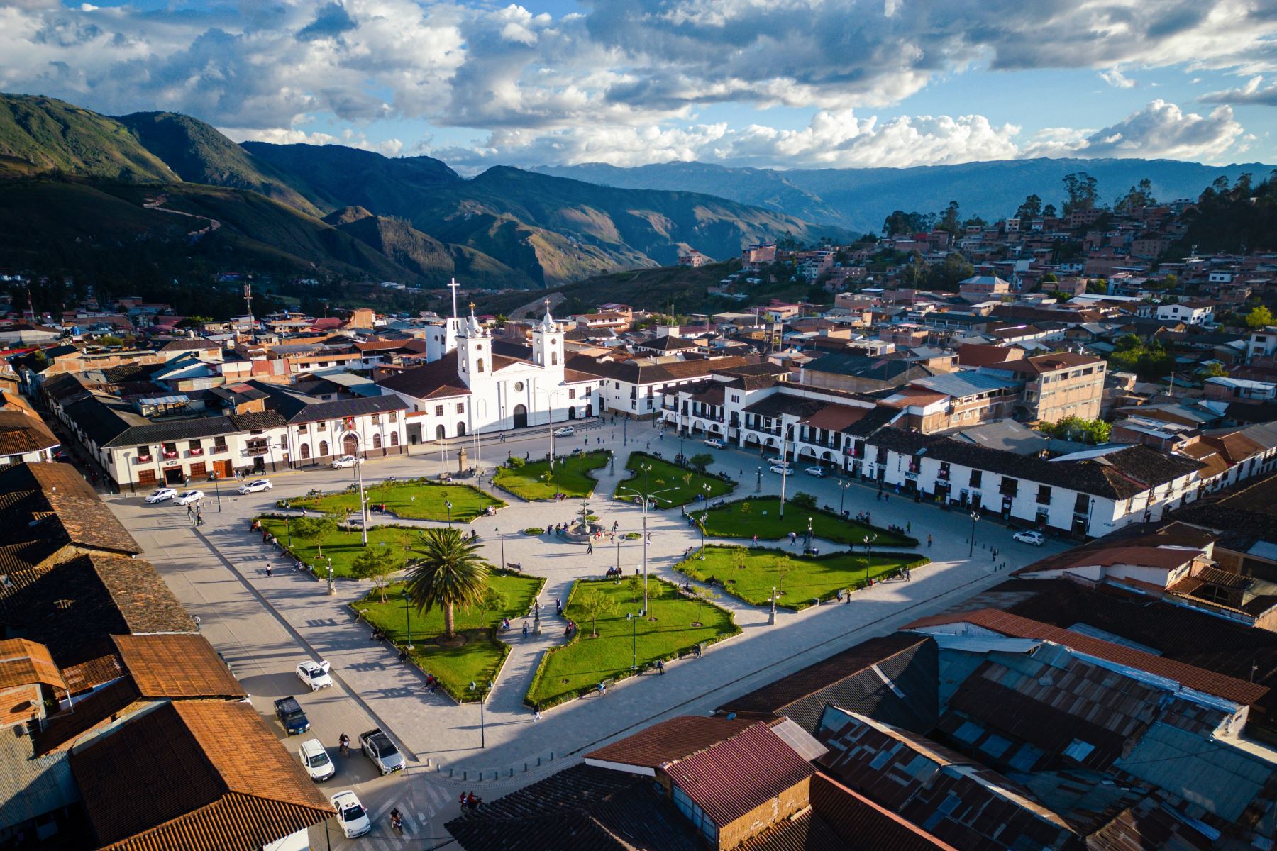 Ciudad de Chachapoyas debe su nombre al vocablo Sachapuyos, que en castellano significa hombres de la neblina, atribuyéndole este nombre por la densa neblina que habitualmente cubre el cerro Puma Urco, que se encuentra en las inmediaciones de la urbe. Foto:Difusión