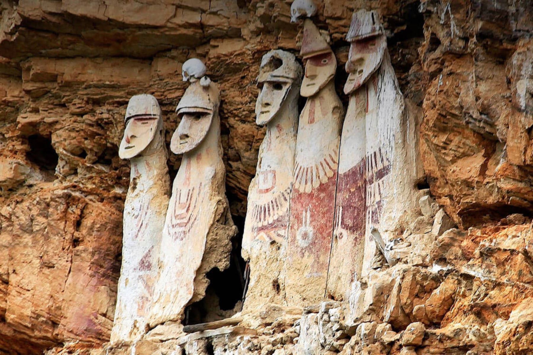 Sarcófagos de Karajía, son un conjunto de sarcófagos o ataúdes según la tradición funeraria de la civilización Chachapoya, ubicado en el distrito de Luya. Son únicos en su género por su tamaño colosal, ya que llegan hasta los 2.50 metros de alto y por su cuidadosa elaboración. Foto:Difusión