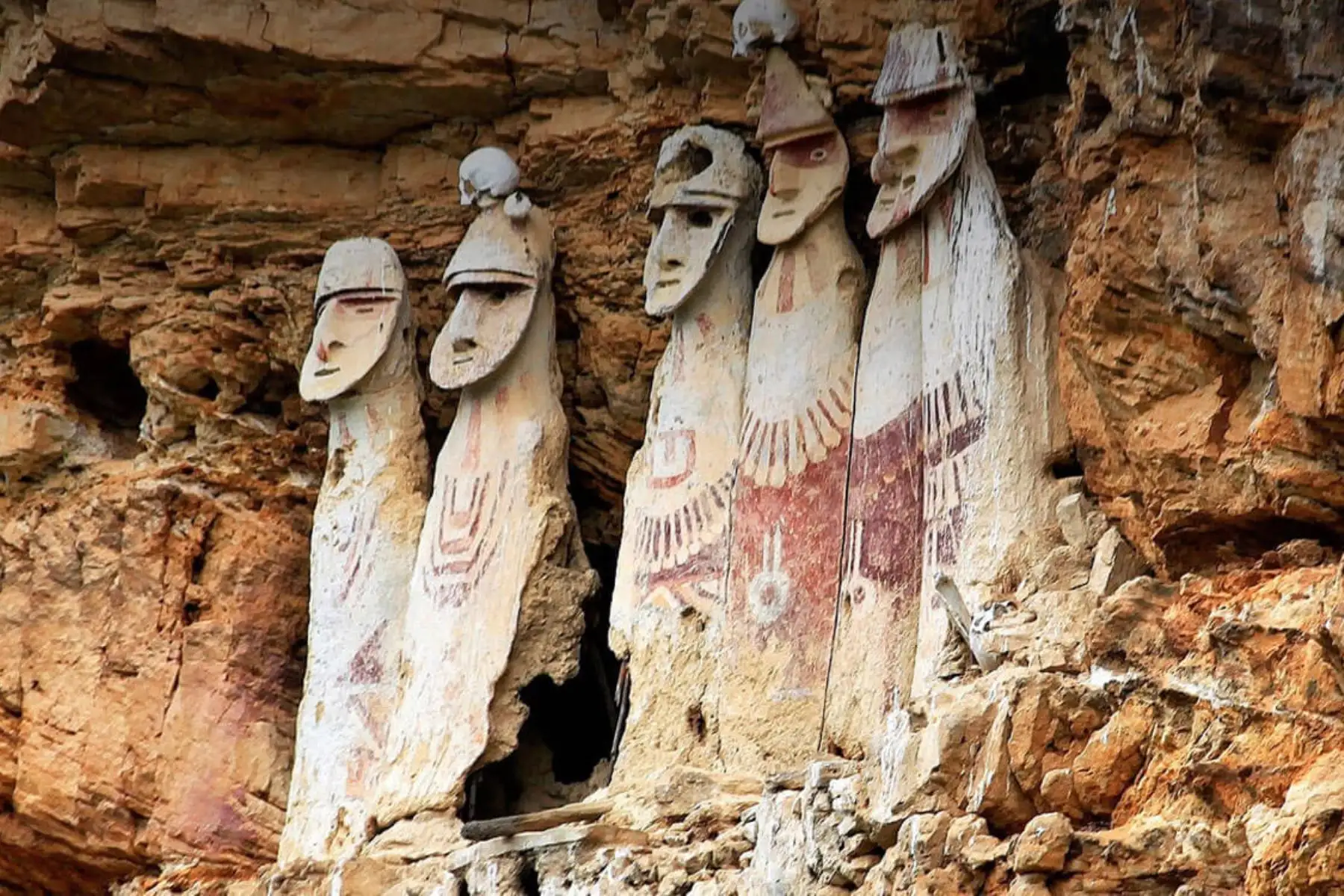 Sarcófagos de Karajía, son un conjunto de sarcófagos o ataúdes según la tradición funeraria de la civilización Chachapoya, ubicado en el distrito de Luya. Son únicos en su género por su tamaño colosal, ya que llegan hasta los 2.50 metros de alto y por su cuidadosa elaboración. Foto:Difusión