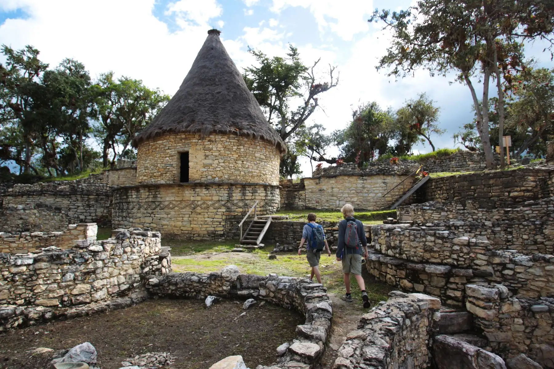 Entre las estructuras de Kuélap, sobresale el Templo Mayor, uno de los centros ceremoniales de mayor importancia.  Allí se han registrado numerosas evidencias de ofrendas diversas en rituales complejos que incluyó colocar huesos humanos dentro del recipiente interior, que se convirtió así en un gran osario. Foto:Difusión