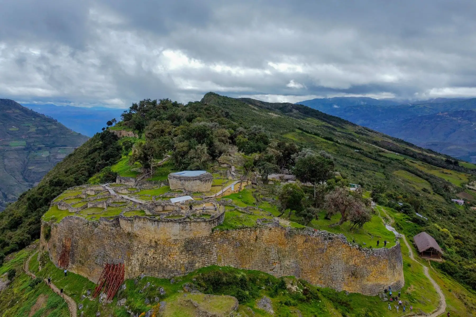 Kuélap está localizada en la cima del cerro Barreta, en la parte alta del valle del río Utcubamba, en la provincia de Luya, a poco más de 70 kilómetros al suroeste de la ciudad de Chachapoyas. Foto:Difusión
