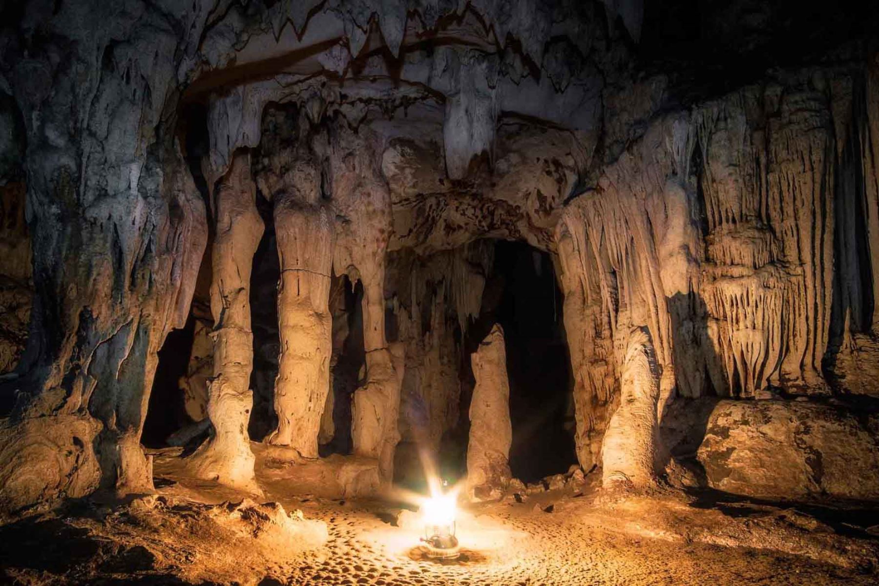 En este mundo subterráneo se observan curiosas figuras esculpidas por los siglos, el agua y el viento, como el lanzón, la fuente de los deseos, el cacique mirando a la princesa, entre otros. Con un poco de imaginación también se puede hallar otras imágenes. Foto:Difusión