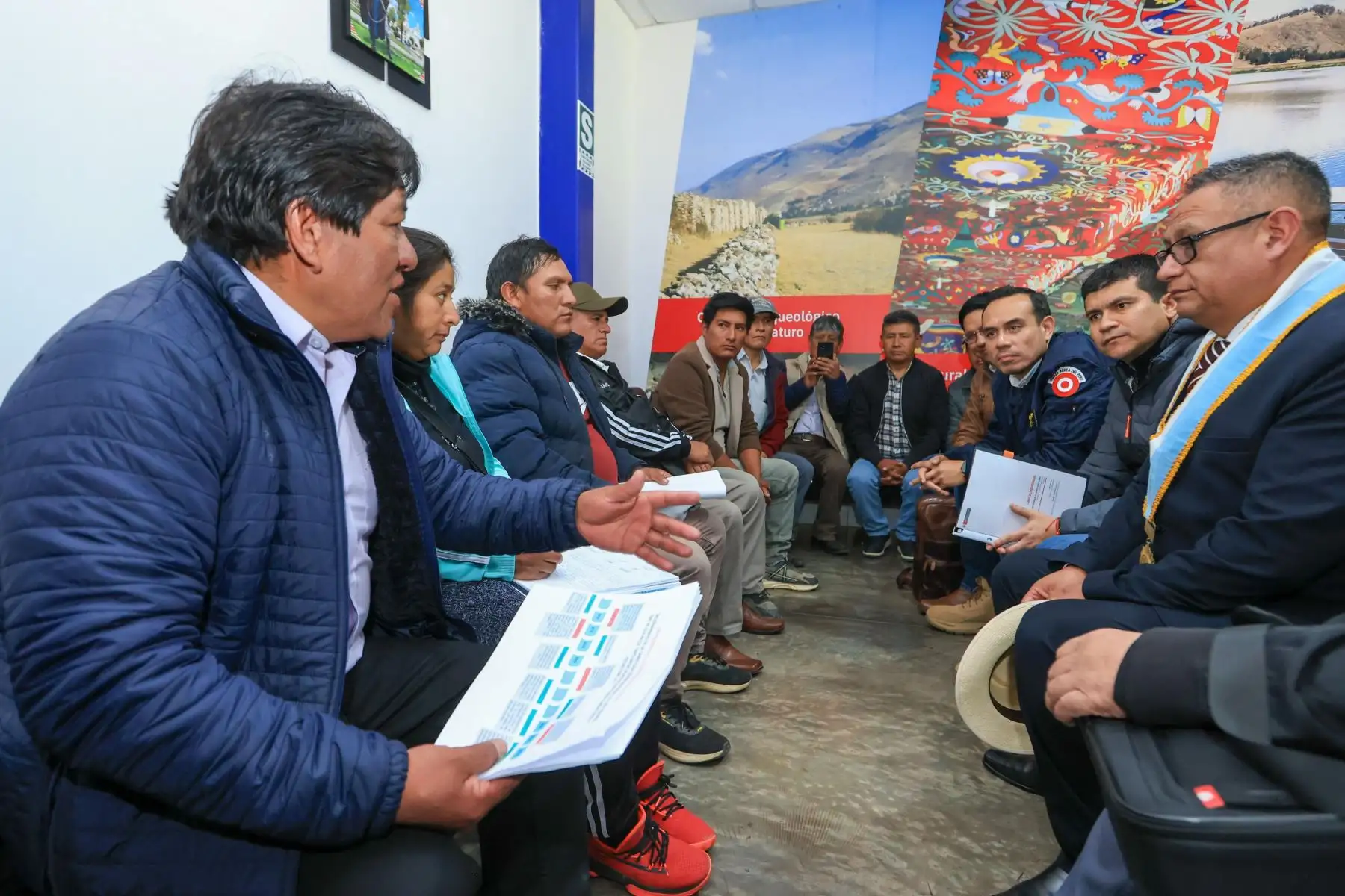 El presidente José Jerí lideró una reunión de coordinación con alcaldes provinciales y distritales de Junín; gremios y representantes de la sociedad civil, donde las autoridades locales expresaron las necesidades de la población al Ejecutivo. Foto: ANDINA/Prensa Presidencia
