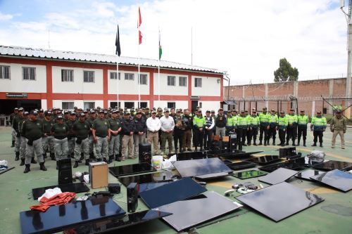 Ministros Justicia, Walter Martínez, e Interior, Vicente Tiburcio, lideran requisa masiva en penal de Huancayo