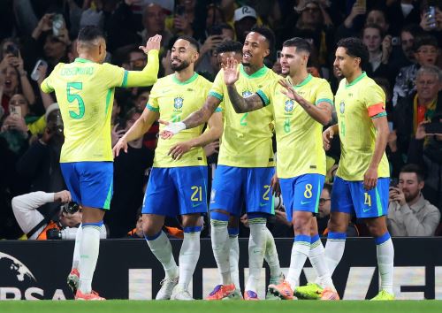 Los jugadores de Brasil celebran el gol del 1-0 durante el partido amistoso internacional de fútbol entre Brasil y Senegal. Foto: EFE