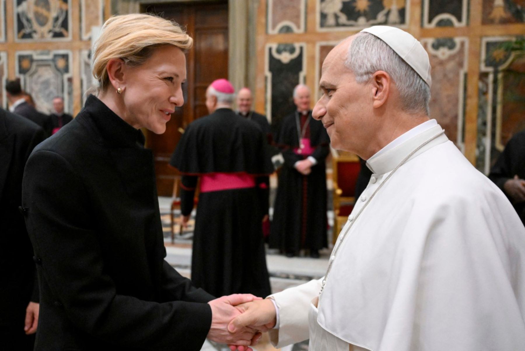 Papa León XIV reunido con la actriz Cate Blanchett durante una audiencia con artistas del mundo del cine en el Vaticano. AFP