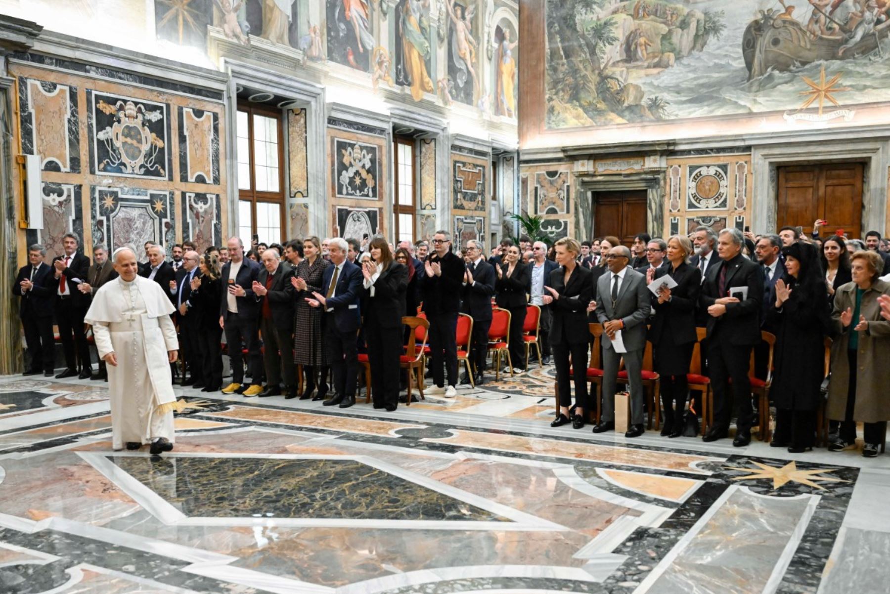 Papa León XIV durante una audiencia con artistas del mundo del cine en el Vaticano. AFP
