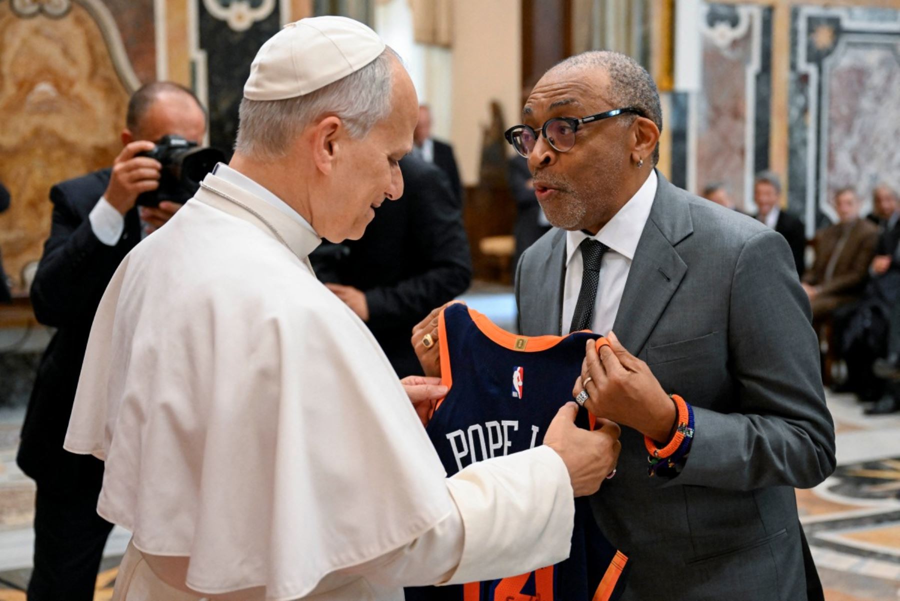 Papa León XIV reunido con el director estadounidense Spike Lee, durante una audiencia con artistas del mundo del cine en el Vaticano. AFP