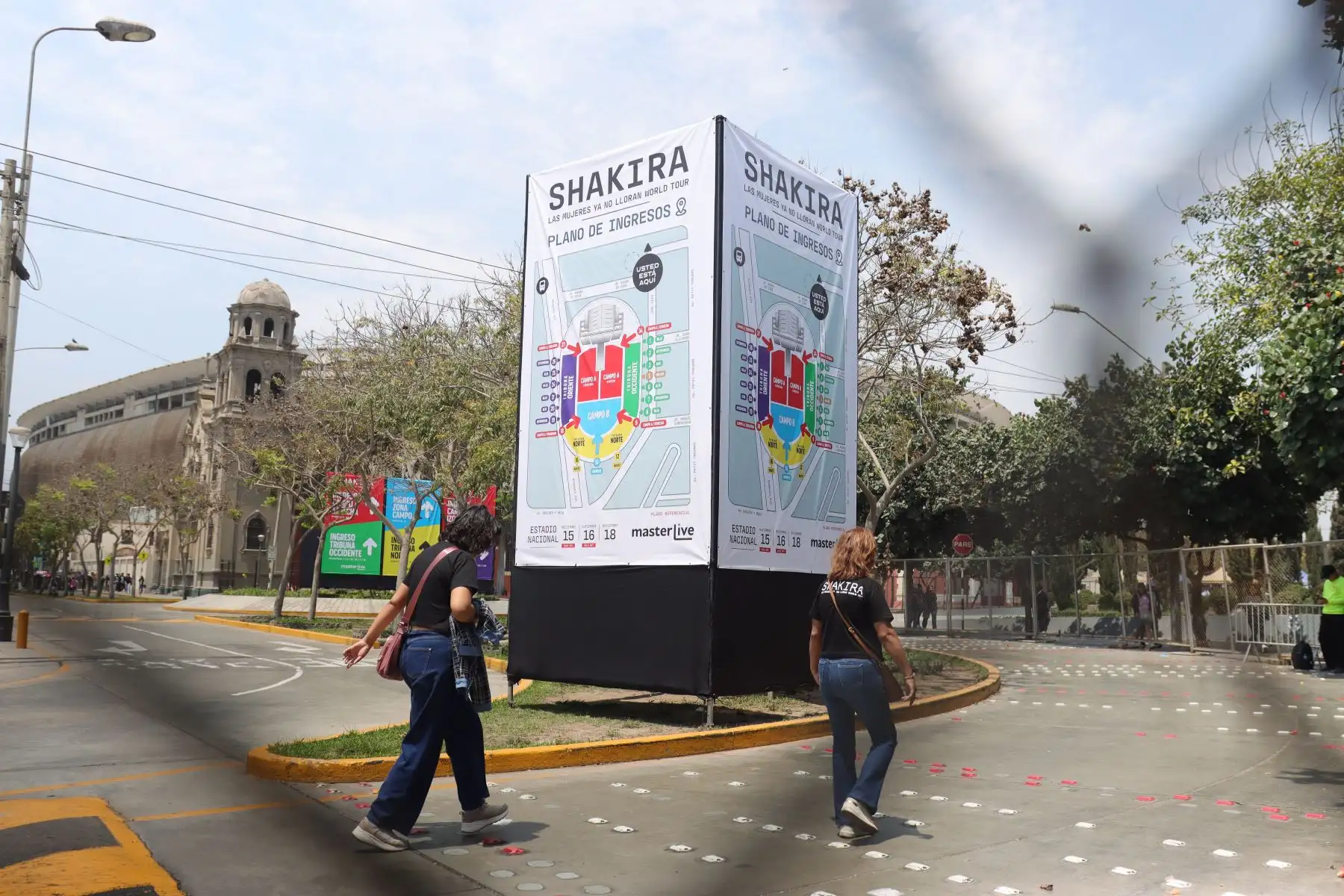 Cientos de fans de la cantante Shakira, se alistan para ver el concierto de la cantante colombiana. 
Exteriores del Estadio Nacional. 
Foto : ANDINA / Lino Chipana Obregón.