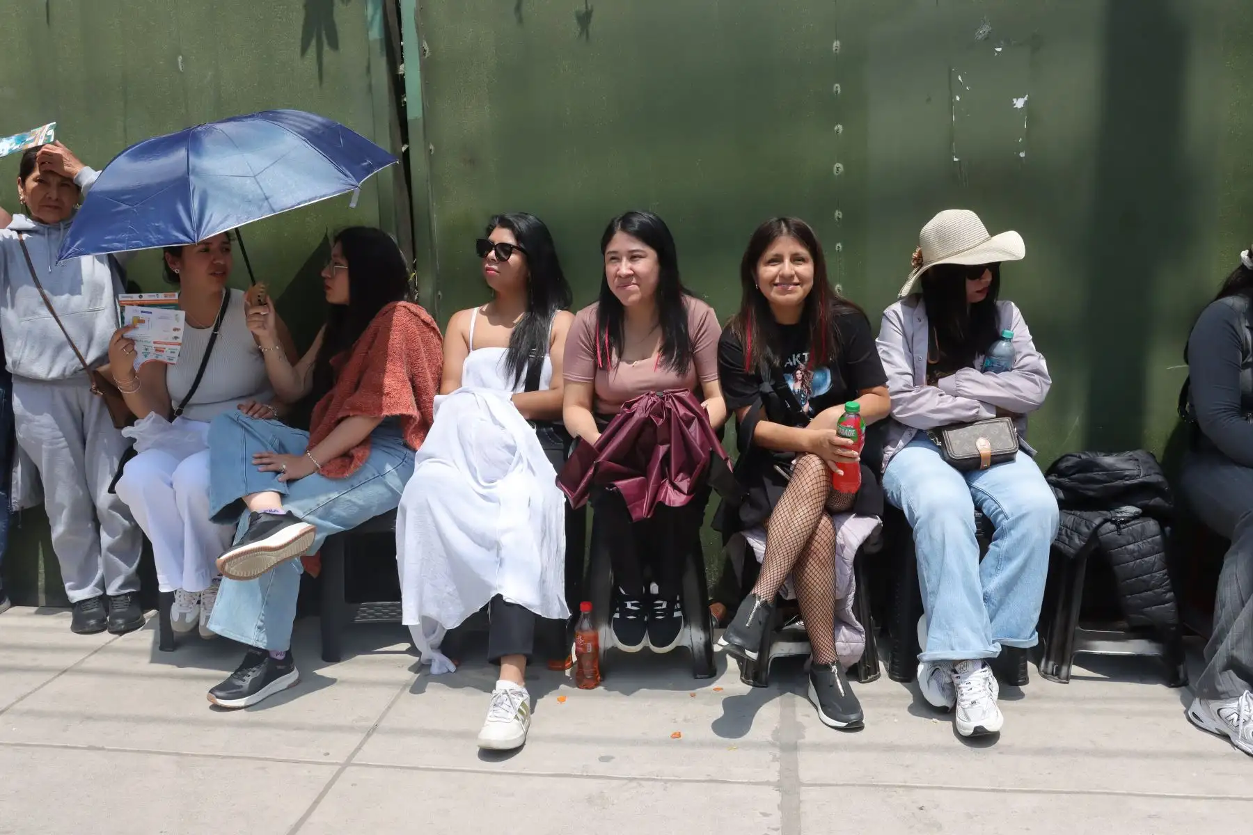 Cientos de fans de la cantante Shakira, se alistan para ver el concierto de la cantante colombiana. 
Exteriores del Estadio Nacional. 
Foto : ANDINA / Lino Chipana Obregón.