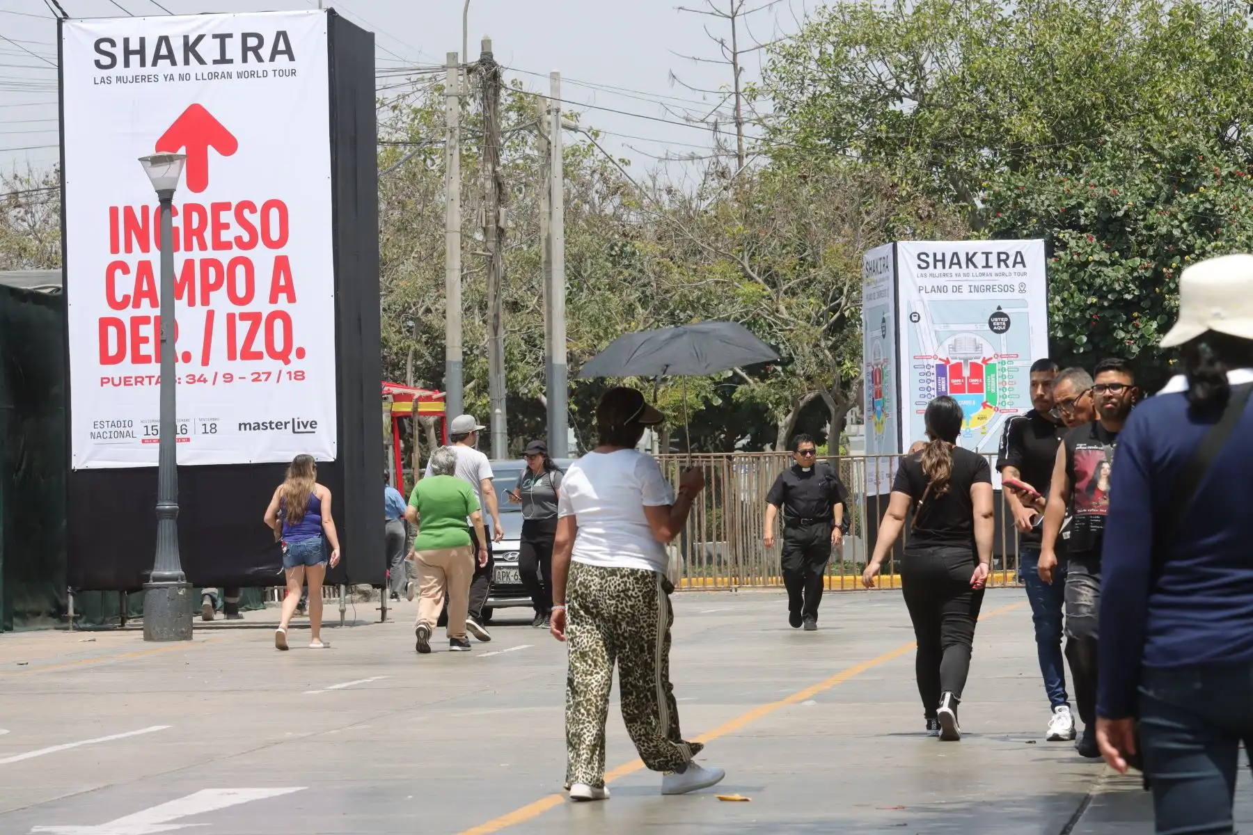 Cientos de fans de la cantante Shakira, se alistan para ver el concierto de la cantante colombiana. 
Exteriores del Estadio Nacional. 
Foto : ANDINA / Lino Chipana Obregón.