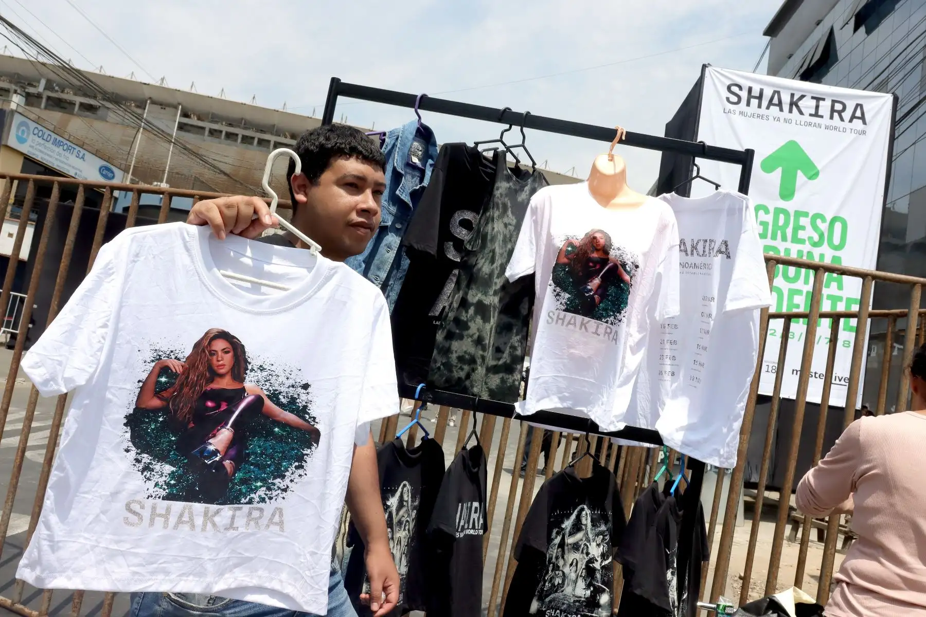 Cientos de fans de la cantante Shakira, se alistan para ver el concierto de la cantante colombiana. 
Exteriores del Estadio Nacional. 
Foto : ANDINA / Lino Chipana Obregón.