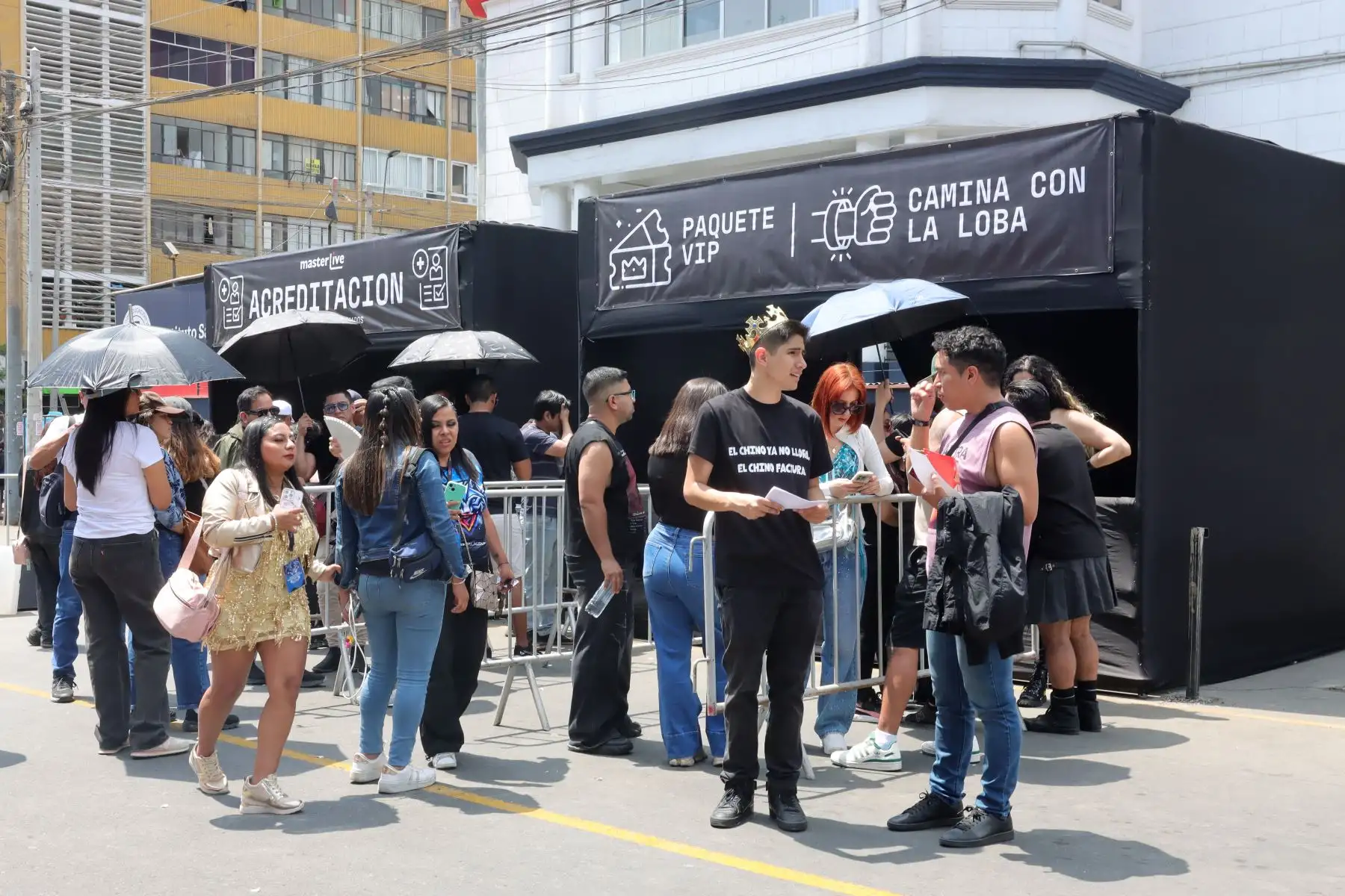 Cientos de fans de la cantante Shakira, se alistan para ver el concierto de la cantante colombiana. 
Exteriores del Estadio Nacional. 
Foto : ANDINA / Lino Chipana Obregón.