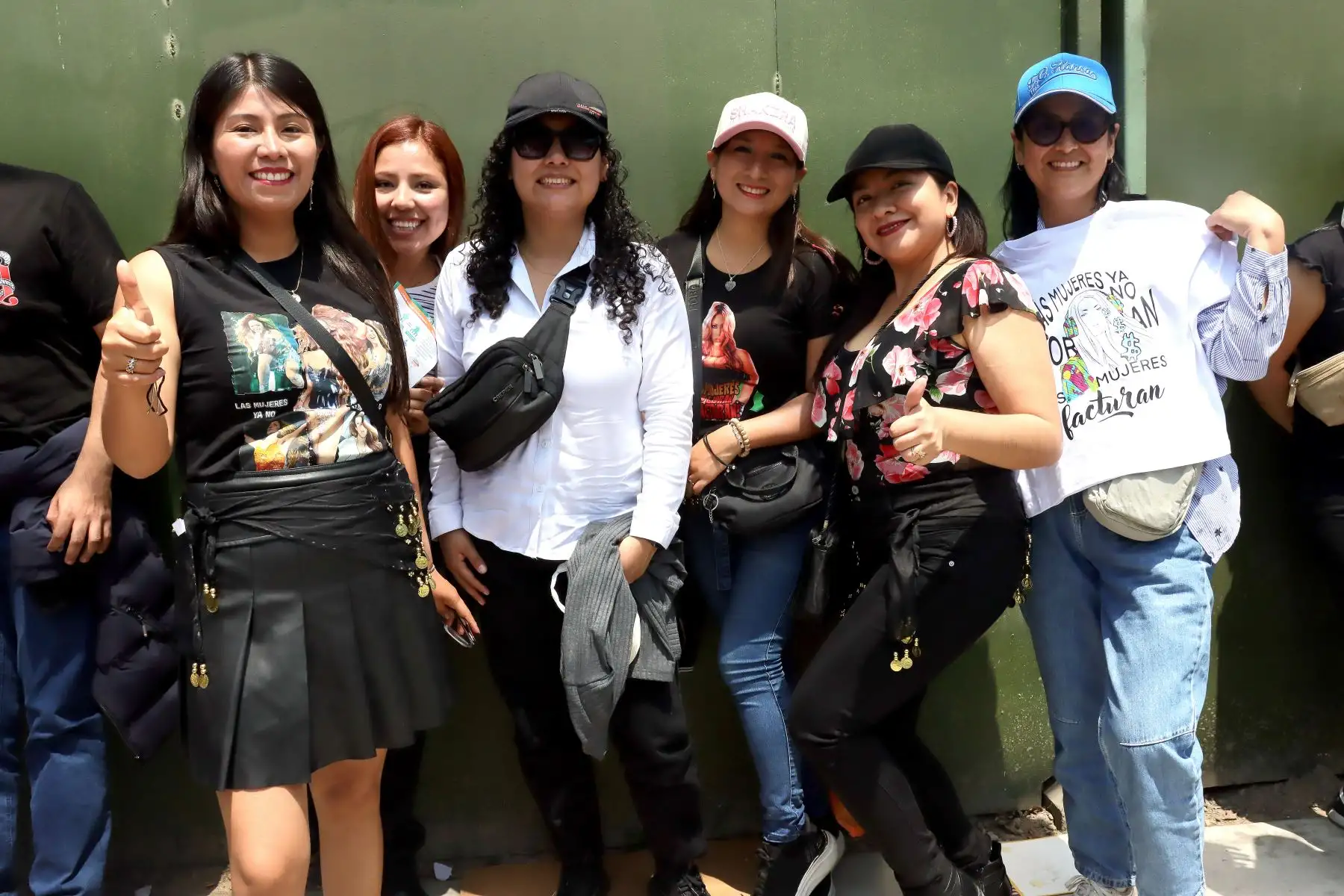 Cientos de fans de la cantante Shakira, se alistan para ver el concierto de la cantante colombiana. 
Exteriores del Estadio Nacional. 
Foto : ANDINA / Lino Chipana Obregón.