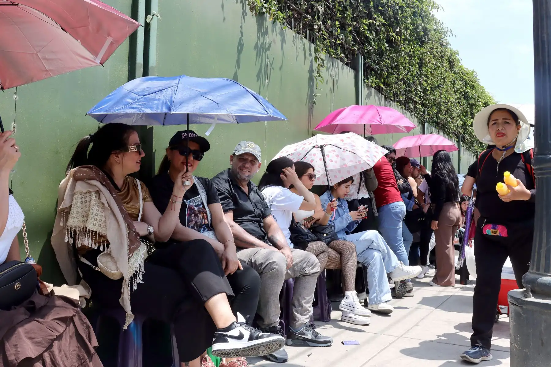 Cientos de fans de la cantante Shakira, se alistan para ver el concierto de la cantante colombiana. 
Exteriores del Estadio Nacional. 
Foto : ANDINA / Lino Chipana Obregón.