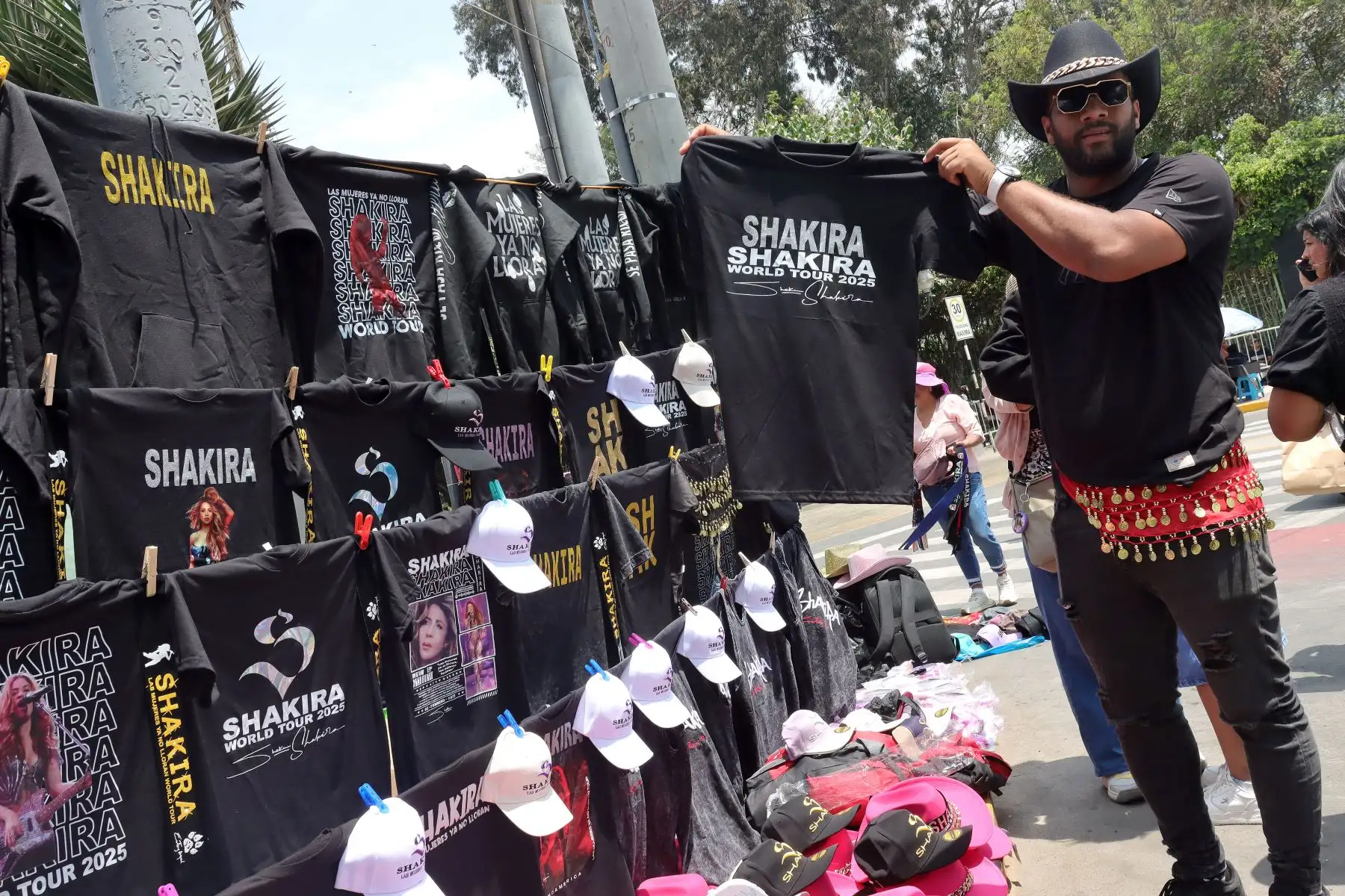 Cientos de fans de la cantante Shakira, se alistan para ver el concierto de la cantante colombiana. 
Exteriores del Estadio Nacional. 
Foto : ANDINA / Lino Chipana Obregón.