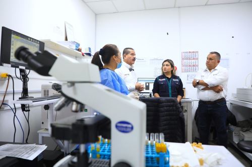 El ministro de Salud, Luis Quiroz Avilés, anunció durante su visita al Centro de Salud Jesús María que el expediente técnico del nuevo establecimiento de salud estará listo para fin de mes. Foto: ANDINA/Difusión