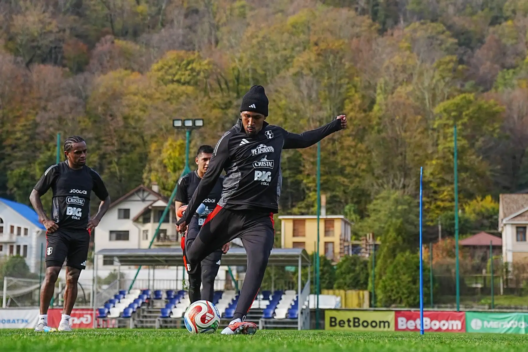 Los entrenamientos de la selección peruana continúan en Rusia con miras al encuentro amistoso de este martes ante Chile. El equipo trabaja bajo las indicaciones del comando técnico afinando aspectos tácticos antes del partido, que se disputará en el Estadio Olímpico de Sochi. Foto: FPF