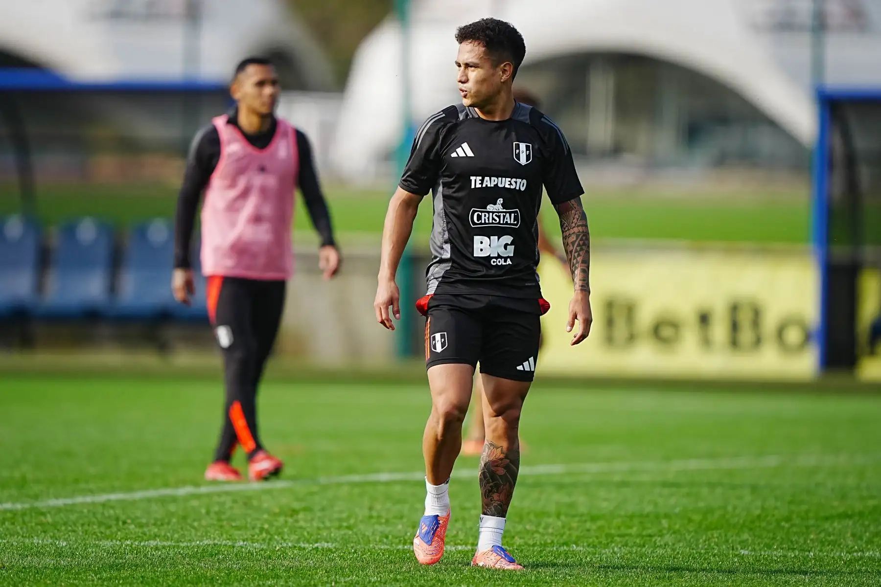 Los entrenamientos de la selección peruana continúan en Rusia con miras al encuentro amistoso de este martes ante Chile. El equipo trabaja bajo las indicaciones del comando técnico afinando aspectos tácticos antes del partido, que se disputará en el Estadio Olímpico de Sochi. Foto: FPF
