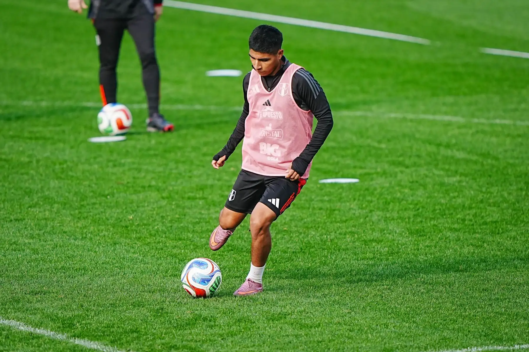 Los entrenamientos de la selección peruana continúan en Rusia con miras al encuentro amistoso de este martes ante Chile. El equipo trabaja bajo las indicaciones del comando técnico afinando aspectos tácticos antes del partido, que se disputará en el Estadio Olímpico de Sochi. Foto: FPF