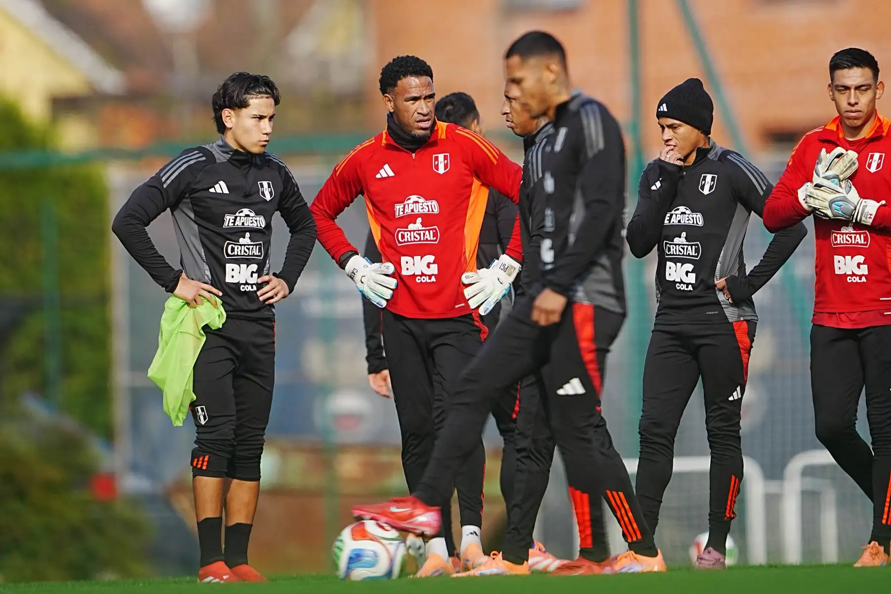 Los entrenamientos de la selección peruana continúan en Rusia con miras al encuentro amistoso de este martes ante Chile. El equipo trabaja bajo las indicaciones del comando técnico afinando aspectos tácticos antes del partido, que se disputará en el Estadio Olímpico de Sochi. Foto: FPF