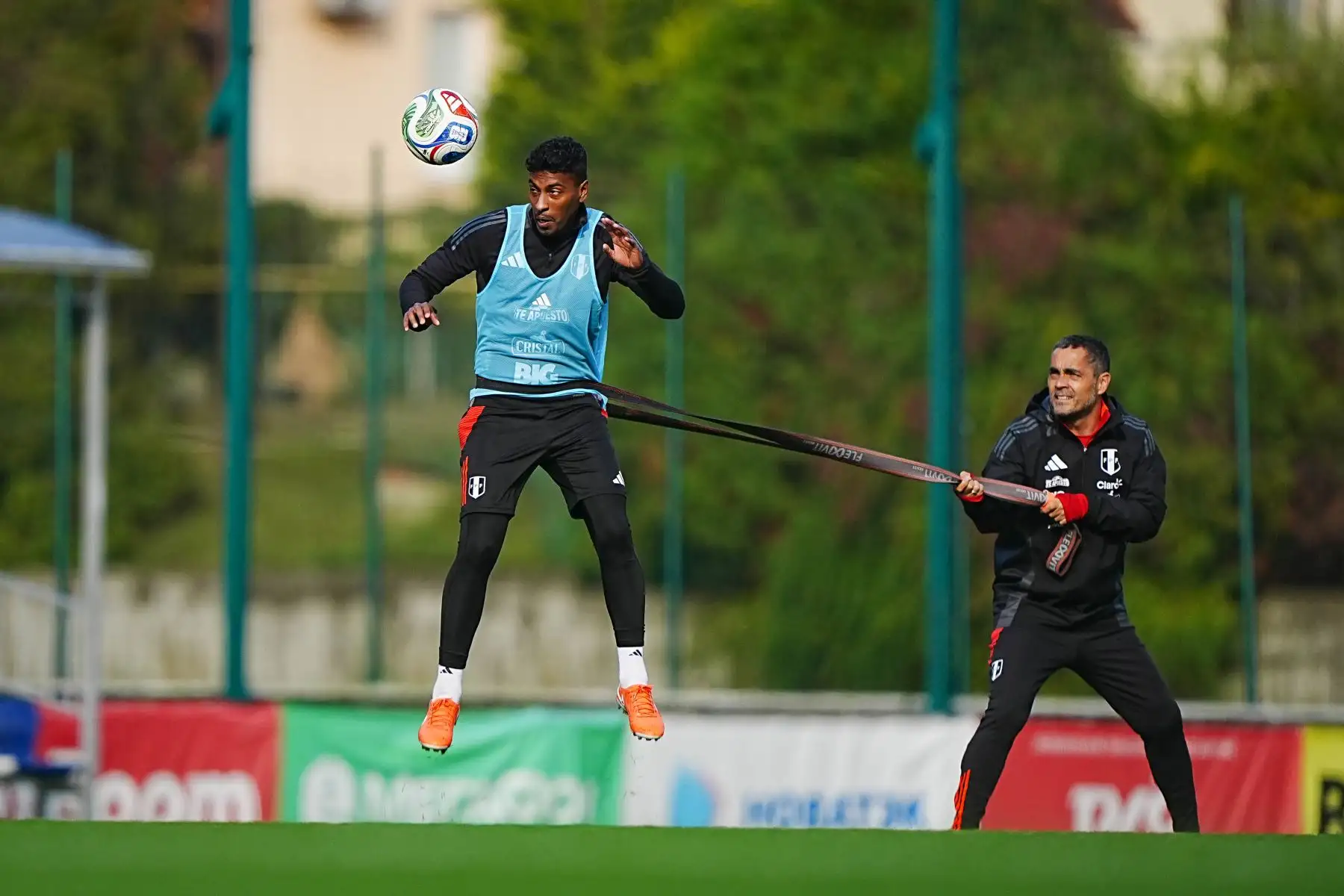 Los entrenamientos de la selección peruana continúan en Rusia con miras al encuentro amistoso de este martes ante Chile. El equipo trabaja bajo las indicaciones del comando técnico afinando aspectos tácticos antes del partido, que se disputará en el Estadio Olímpico de Sochi. Foto: FPF