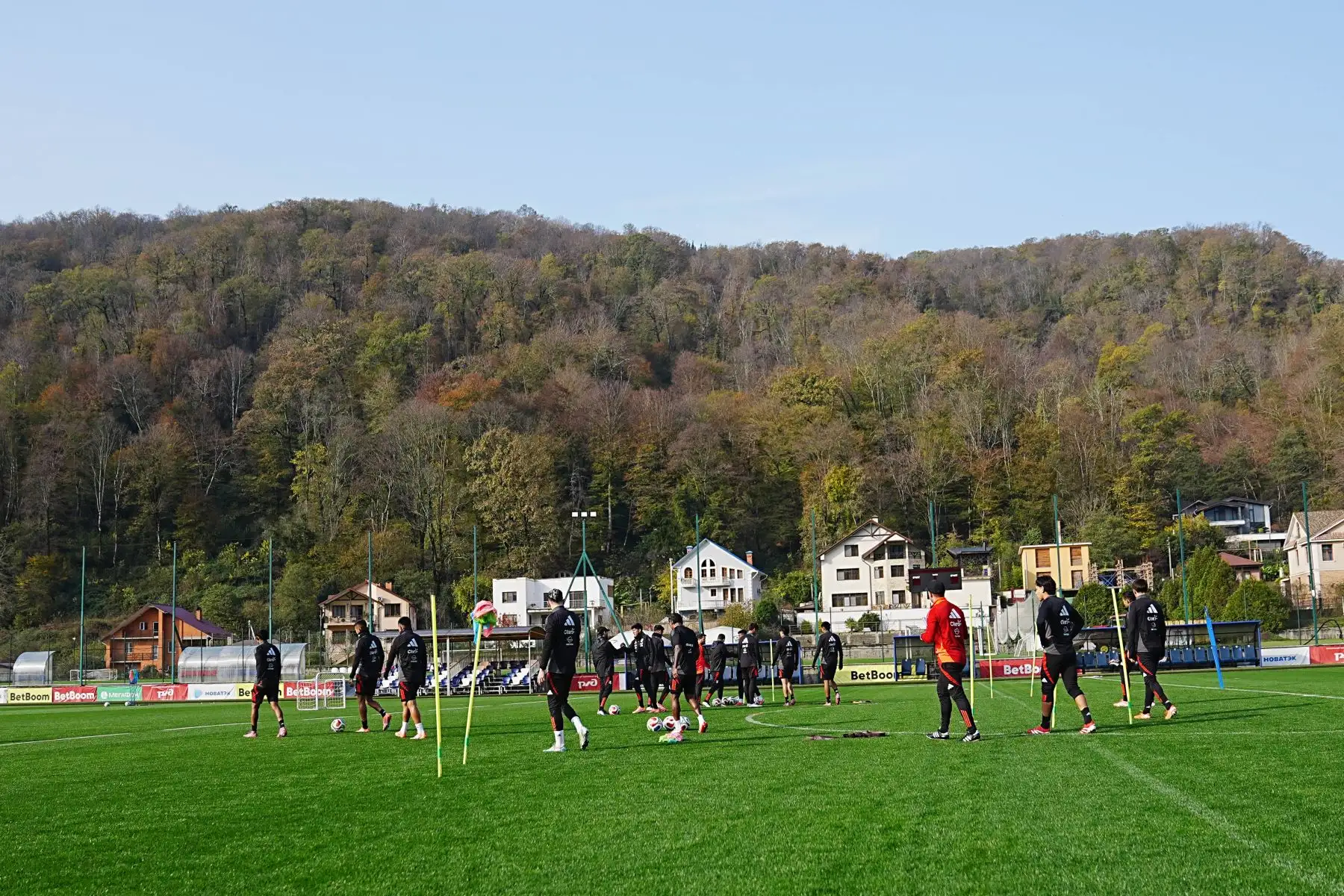 Los entrenamientos de la selección peruana continúan en Rusia con miras al encuentro amistoso de este martes ante Chile. El equipo trabaja bajo las indicaciones del comando técnico afinando aspectos tácticos antes del partido, que se disputará en el Estadio Olímpico de Sochi. Foto: FPF