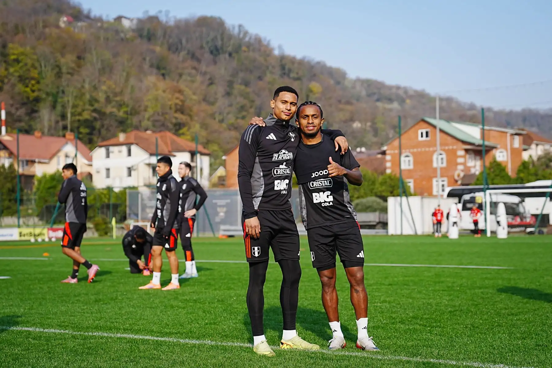 Los entrenamientos de la selección peruana continúan en Rusia con miras al encuentro amistoso de este martes ante Chile. El equipo trabaja bajo las indicaciones del comando técnico afinando aspectos tácticos antes del partido, que se disputará en el Estadio Olímpico de Sochi. Foto: FPF