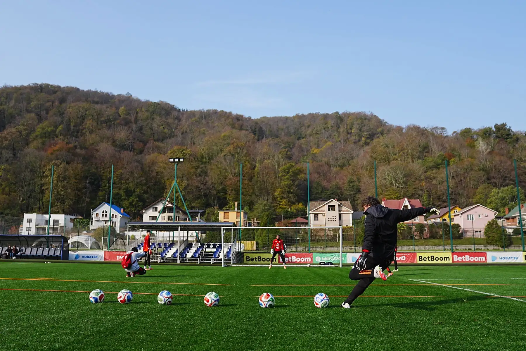Los entrenamientos de la selección peruana continúan en Rusia con miras al encuentro amistoso de este martes ante Chile. El equipo trabaja bajo las indicaciones del comando técnico afinando aspectos tácticos antes del partido, que se disputará en el Estadio Olímpico de Sochi. Foto: FPF