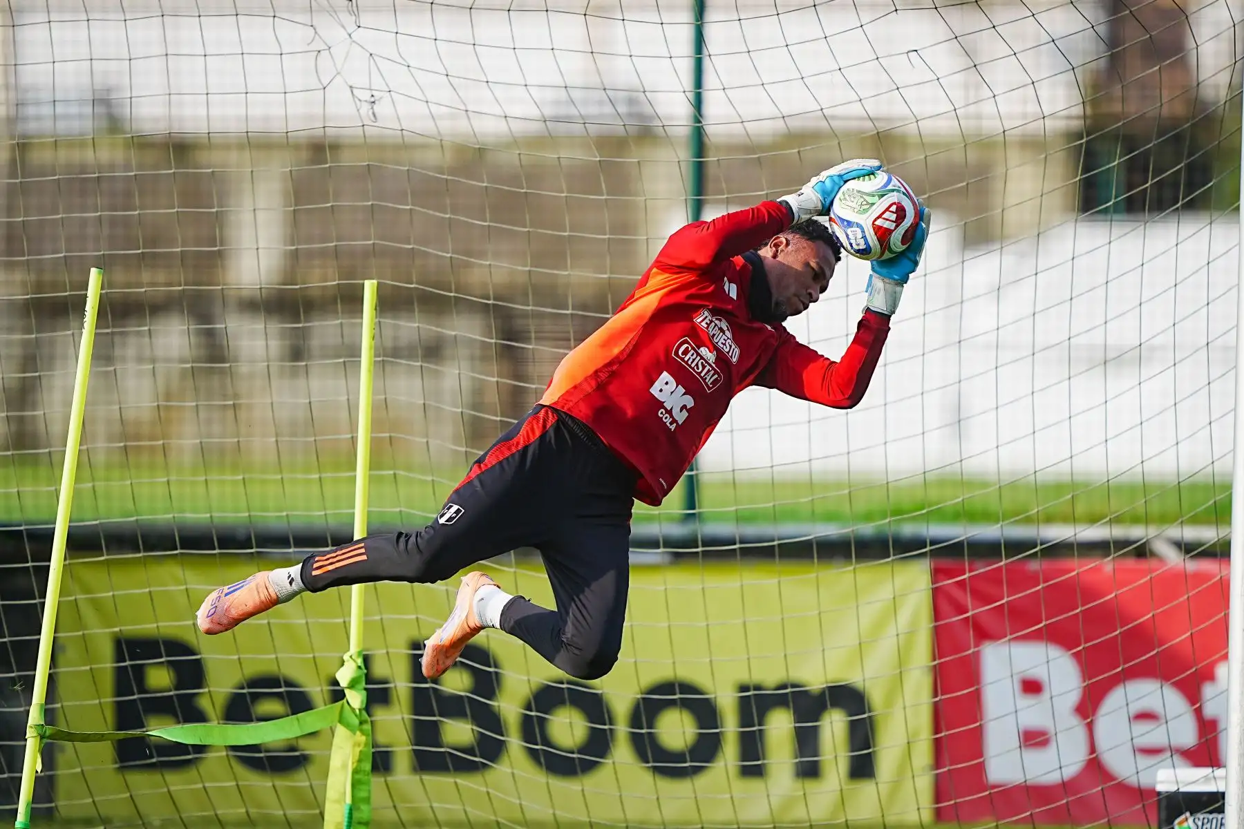 Los entrenamientos de la selección peruana continúan en Rusia con miras al encuentro amistoso de este martes ante Chile. El equipo trabaja bajo las indicaciones del comando técnico afinando aspectos tácticos antes del partido, que se disputará en el Estadio Olímpico de Sochi. Foto: FPF