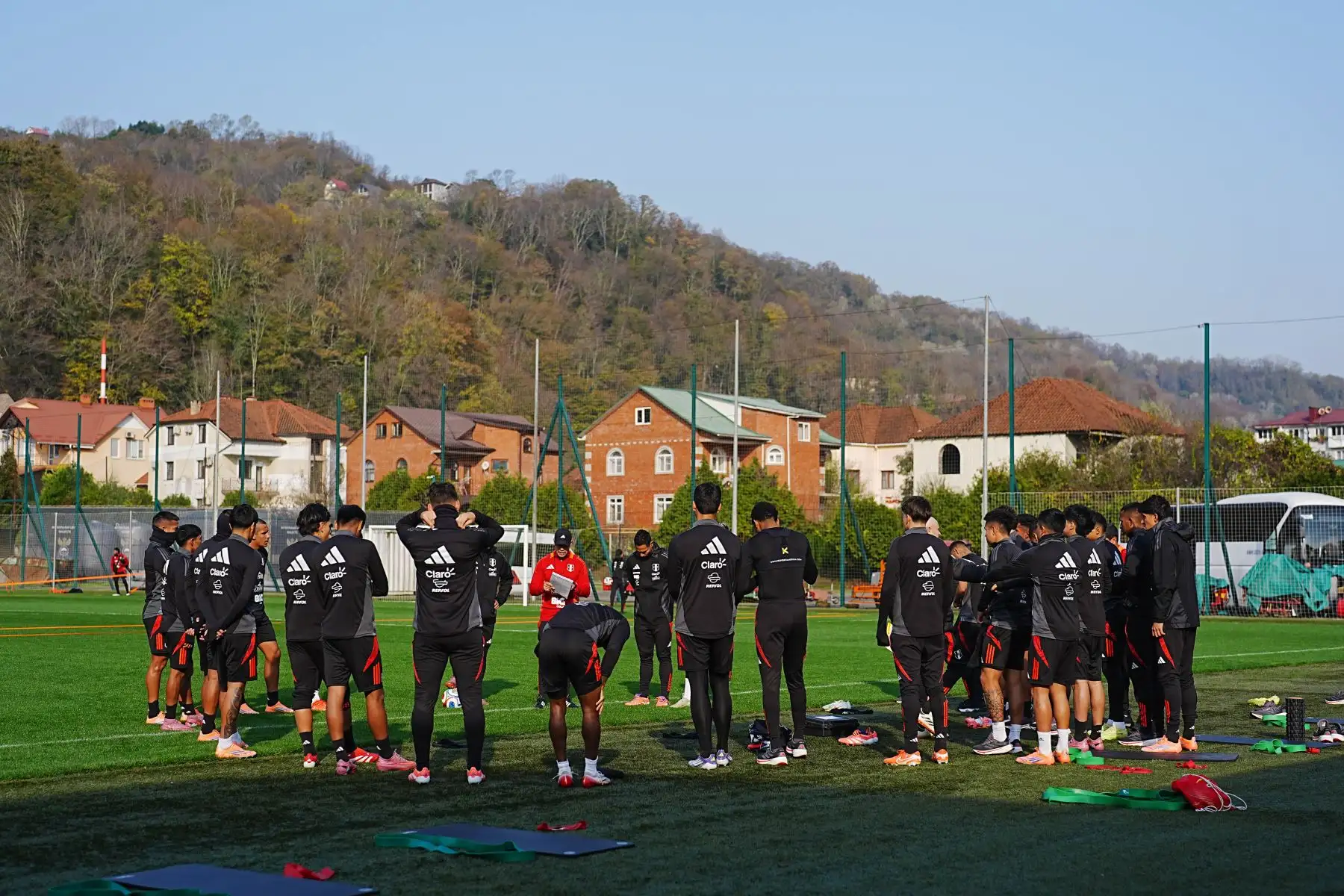Los entrenamientos de la selección peruana continúan en Rusia con miras al encuentro amistoso de este martes ante Chile. El equipo trabaja bajo las indicaciones del comando técnico afinando aspectos tácticos antes del partido, que se disputará en el Estadio Olímpico de Sochi. Foto: FPF