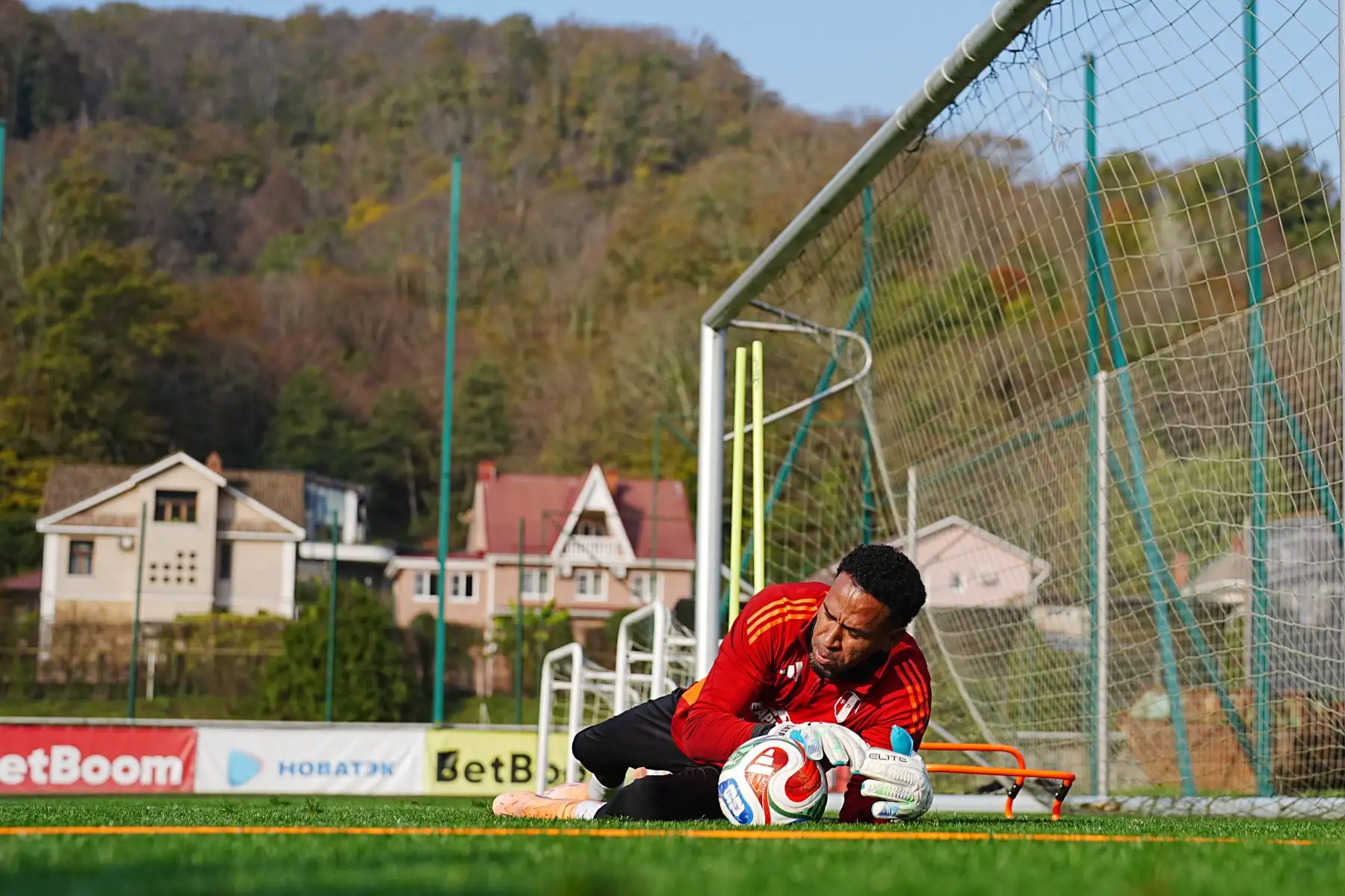 Los entrenamientos de la selección peruana continúan en Rusia con miras al encuentro amistoso de este martes ante Chile. El equipo trabaja bajo las indicaciones del comando técnico afinando aspectos tácticos antes del partido, que se disputará en el Estadio Olímpico de Sochi. Foto: FPF