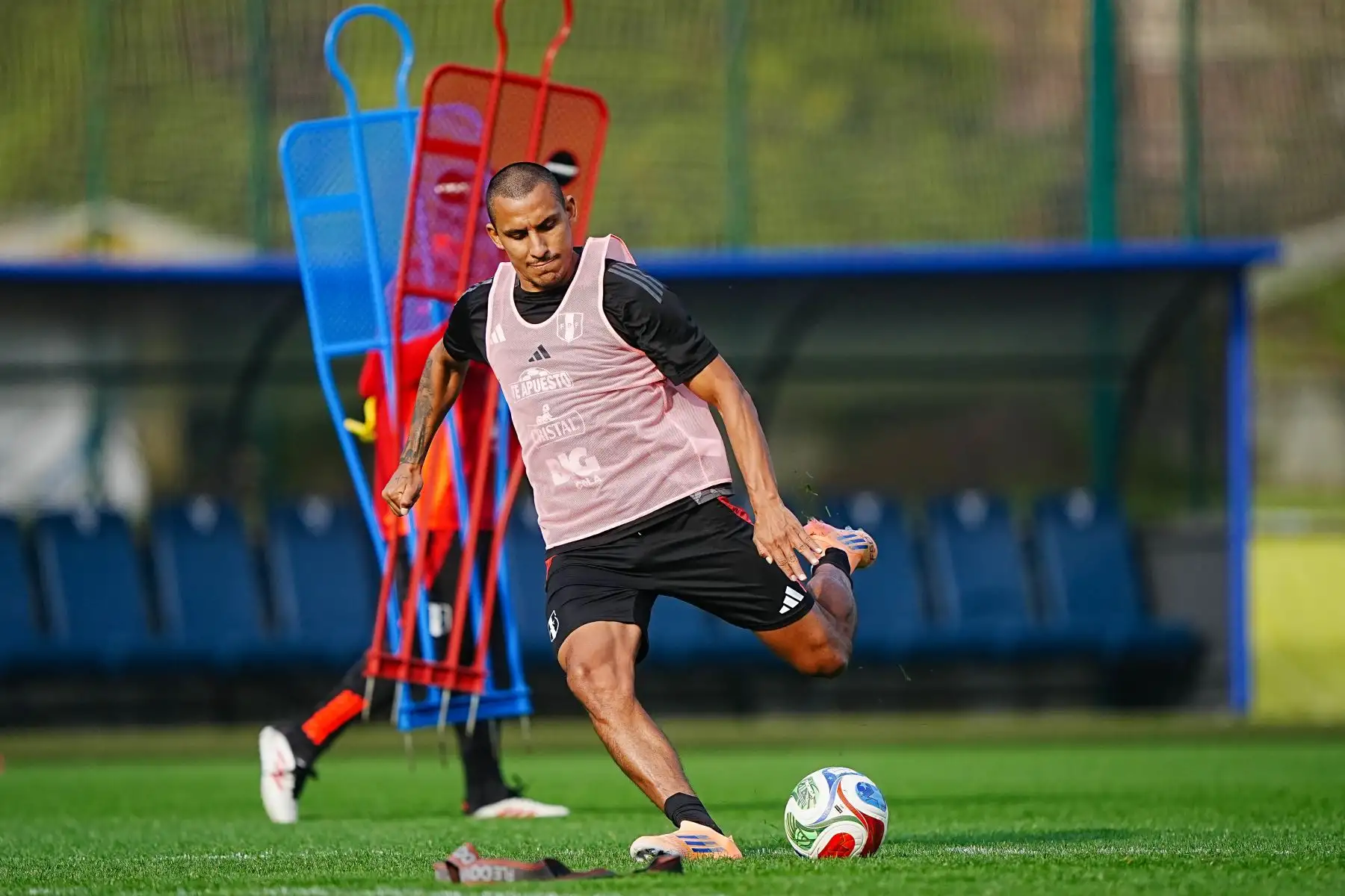 Los entrenamientos de la selección peruana continúan en Rusia con miras al encuentro amistoso de este martes ante Chile. El equipo trabaja bajo las indicaciones del comando técnico afinando aspectos tácticos antes del partido, que se disputará en el Estadio Olímpico de Sochi. Foto: FPF