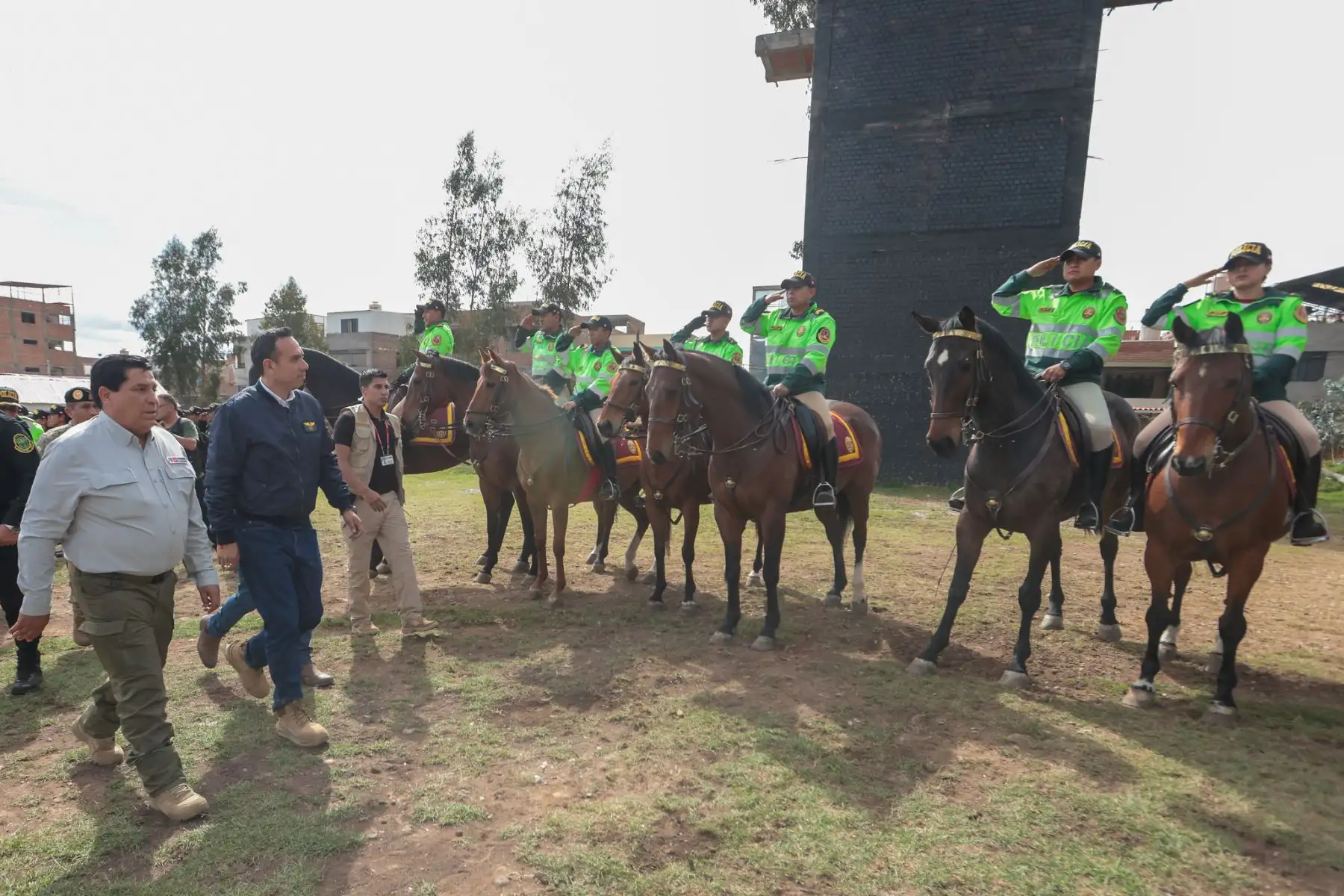 Durante su viaje a Junín, el presidente José Jerí supervisó la entrega de 100 motocicletas y 83 camionetas destinadas a la Policía Nacional, como parte del compromiso del Gobierno Regional de Junín de reponer el parque automotor y fortalecer la seguridad ciudadana en la región. Foto: ANDINA/Prensa Presidencia