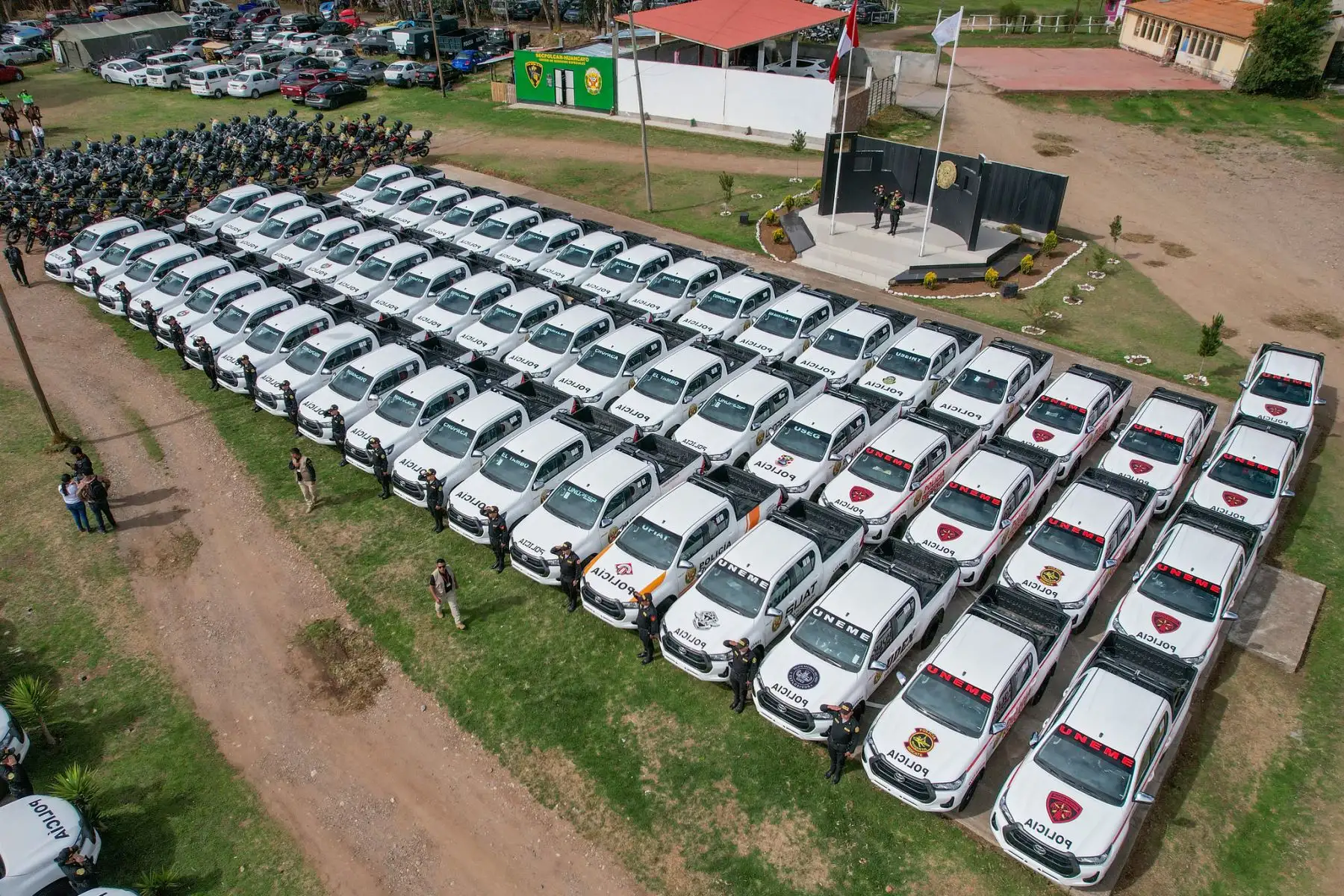 Durante su viaje a Junín, el presidente José Jerí supervisó la entrega de 100 motocicletas y 83 camionetas destinadas a la Policía Nacional, como parte del compromiso del Gobierno Regional de Junín de reponer el parque automotor y fortalecer la seguridad ciudadana en la región. Foto: ANDINA/Prensa Presidencia