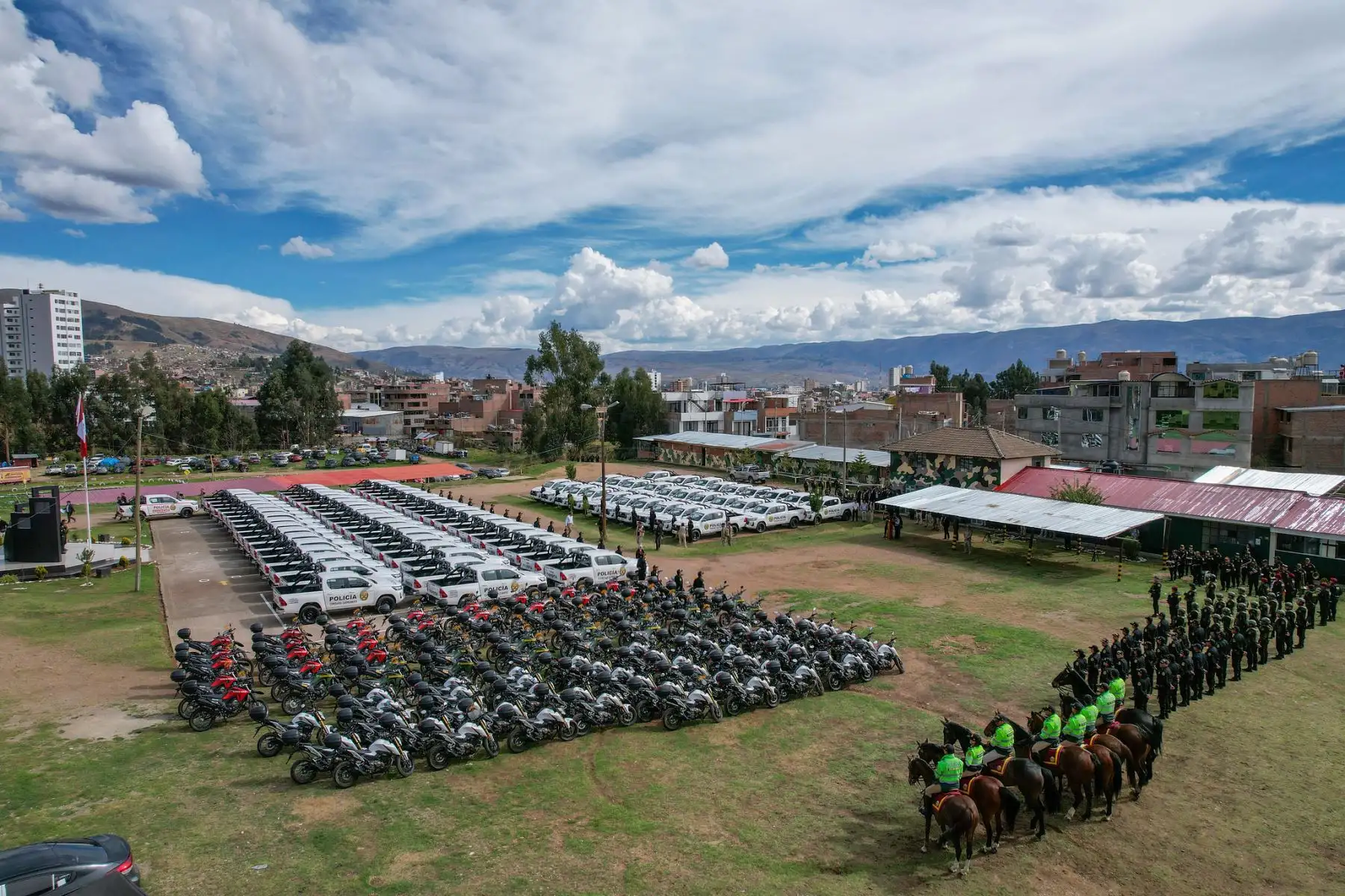 Durante su viaje a Junín, el presidente José Jerí supervisó la entrega de 100 motocicletas y 83 camionetas destinadas a la Policía Nacional, como parte del compromiso del Gobierno Regional de Junín de reponer el parque automotor y fortalecer la seguridad ciudadana en la región. Foto: ANDINA/Prensa Presidencia