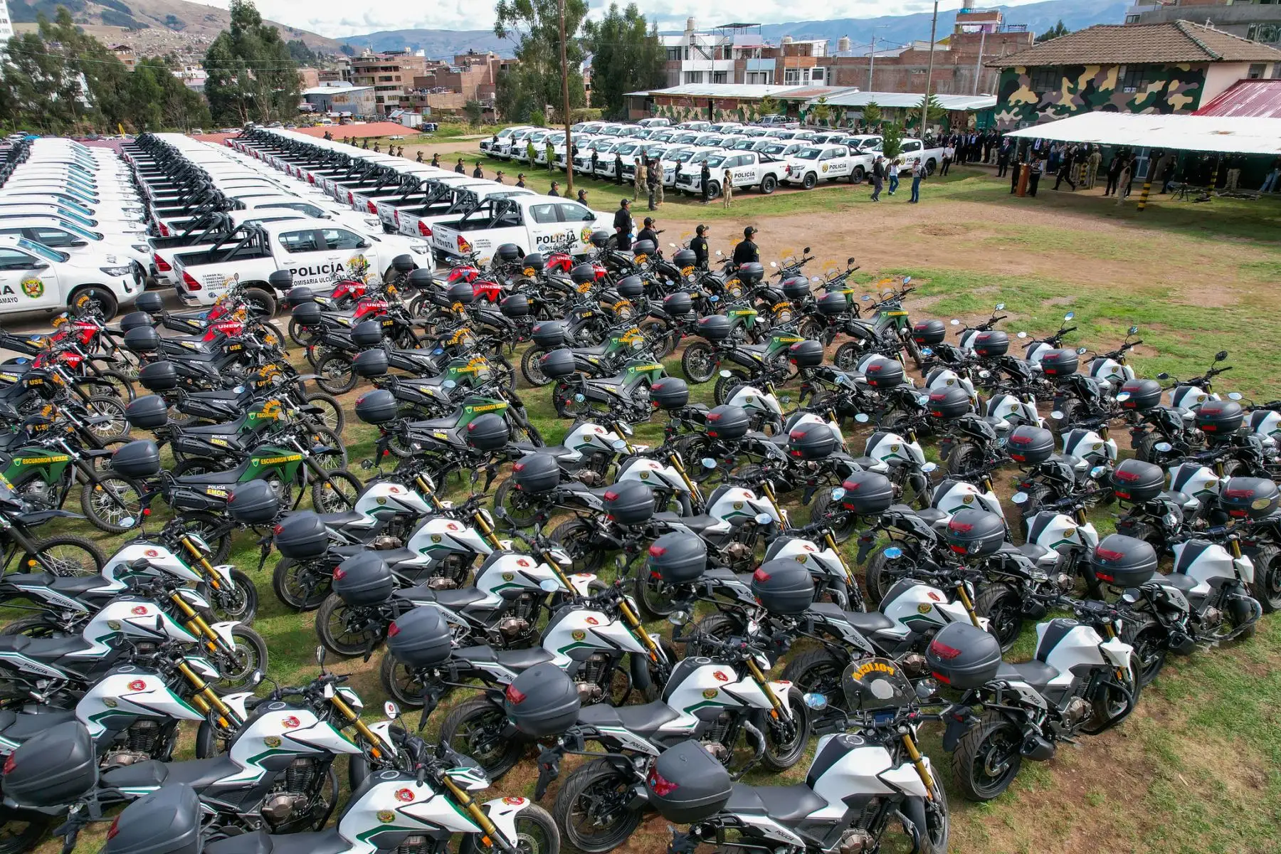 Durante su viaje a Junín, el presidente José Jerí supervisó la entrega de 100 motocicletas y 83 camionetas destinadas a la Policía Nacional, como parte del compromiso del Gobierno Regional de Junín de reponer el parque automotor y fortalecer la seguridad ciudadana en la región. Foto: ANDINA/Prensa Presidencia