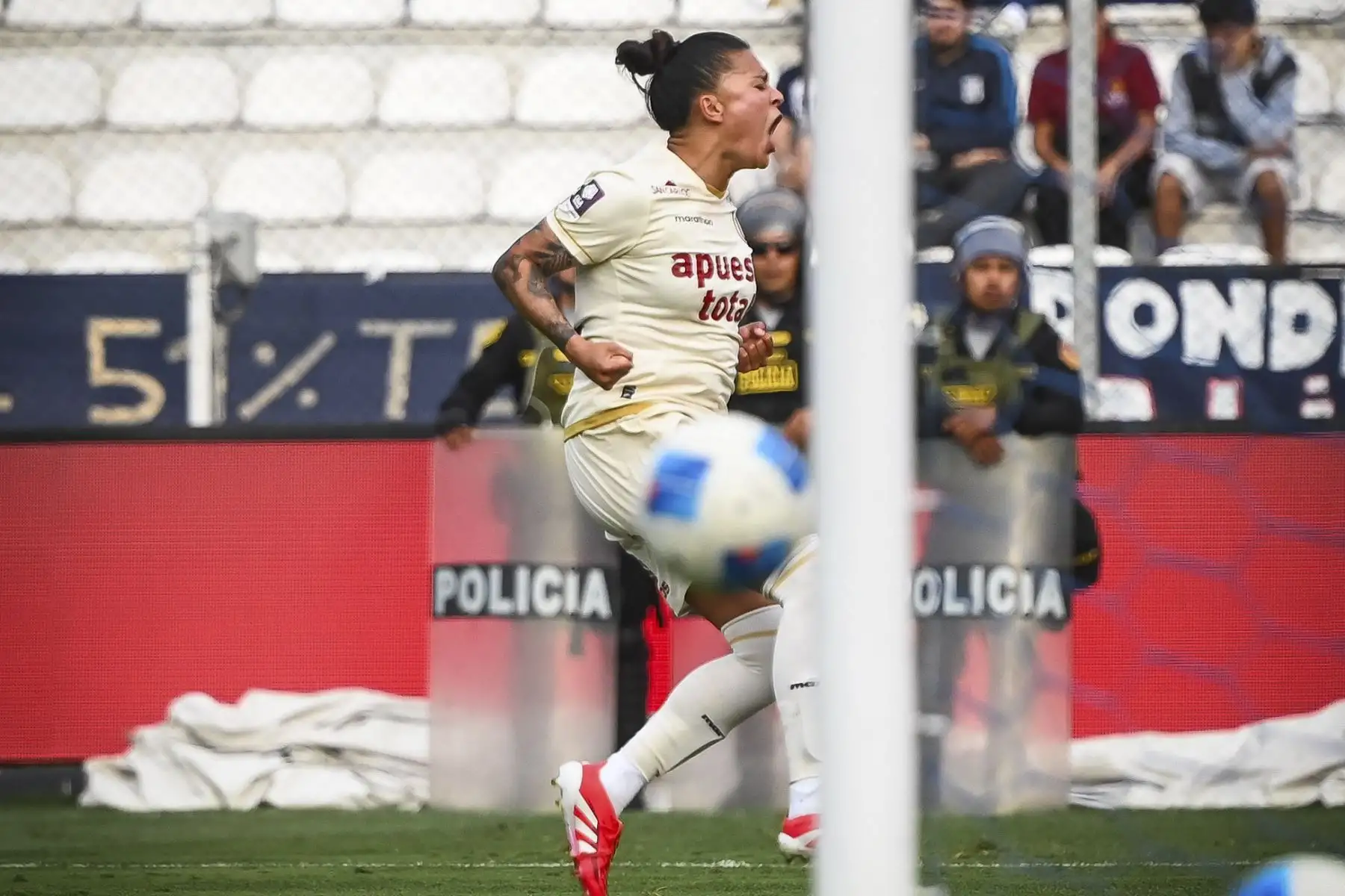 Universitario de Deportes se consagró ganador del Torneo Clausura de la Liga Femenina Apuesta Total tras empatar 1-1 en el tiempo reglamentario y vencer a Alianza Lima en una emocionante tanda de penales en el estadio Alejandro Villanueva. En un partido intenso y disputado, las cremas mantuvieron la calma en la definición y aseguraron el título en territorio íntimo. Foto: Universitario de Deportes