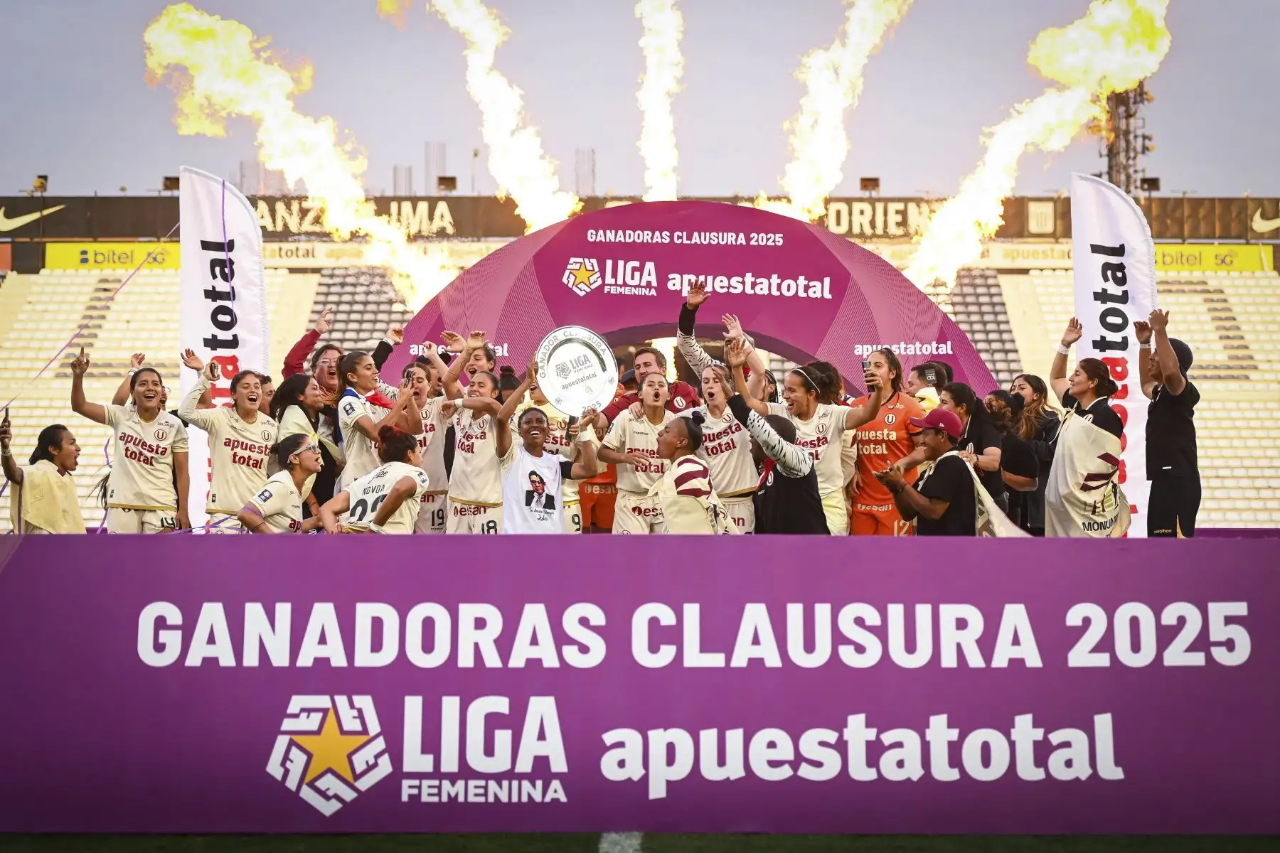 Universitario de Deportes se consagró ganador del Torneo Clausura de la Liga Femenina Apuesta Total tras empatar 1-1 en el tiempo reglamentario y vencer a Alianza Lima en una emocionante tanda de penales en el estadio Alejandro Villanueva. En un partido intenso y disputado, las cremas mantuvieron la calma en la definición y aseguraron el título en territorio íntimo. Foto: Universitario de Deportes