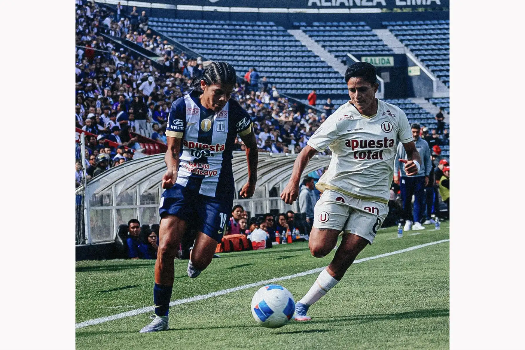 Universitario de Deportes se consagró ganador del Torneo Clausura de la Liga Femenina Apuesta Total tras empatar 1-1 en el tiempo reglamentario y vencer a Alianza Lima en una emocionante tanda de penales en el estadio Alejandro Villanueva. En un partido intenso y disputado, las cremas mantuvieron la calma en la definición y aseguraron el título en territorio íntimo. Foto: FPF