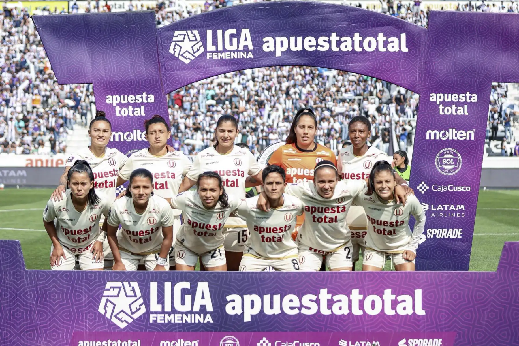 Universitario de Deportes se consagró ganador del Torneo Clausura de la Liga Femenina Apuesta Total tras empatar 1-1 en el tiempo reglamentario y vencer a Alianza Lima en una emocionante tanda de penales en el estadio Alejandro Villanueva. En un partido intenso y disputado, las cremas mantuvieron la calma en la definición y aseguraron el título en territorio íntimo. Foto: FPF
