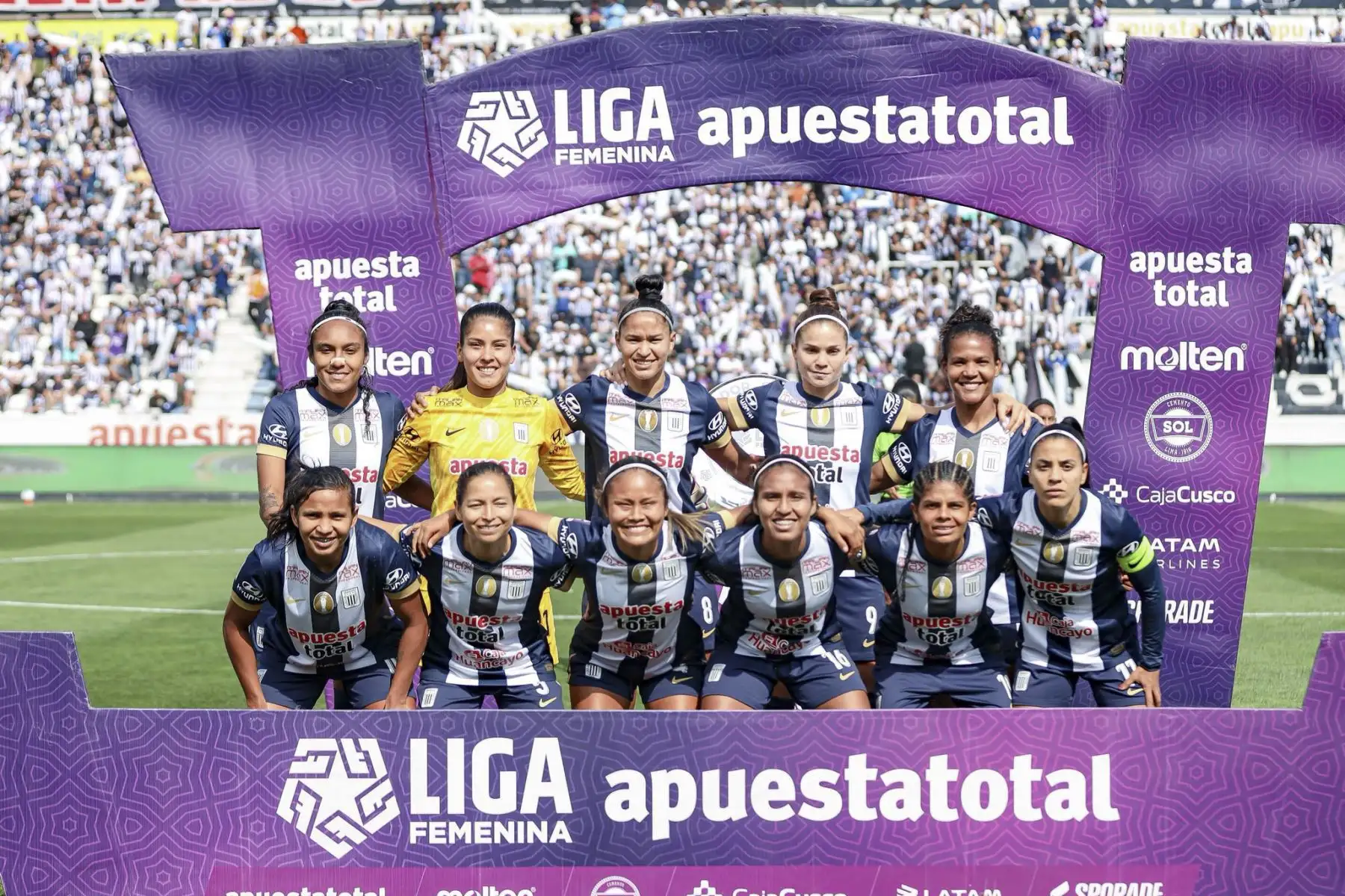 Universitario de Deportes se consagró ganador del Torneo Clausura de la Liga Femenina Apuesta Total tras empatar 1-1 en el tiempo reglamentario y vencer a Alianza Lima en una emocionante tanda de penales en el estadio Alejandro Villanueva. En un partido intenso y disputado, las cremas mantuvieron la calma en la definición y aseguraron el título en territorio íntimo. Foto: FPF