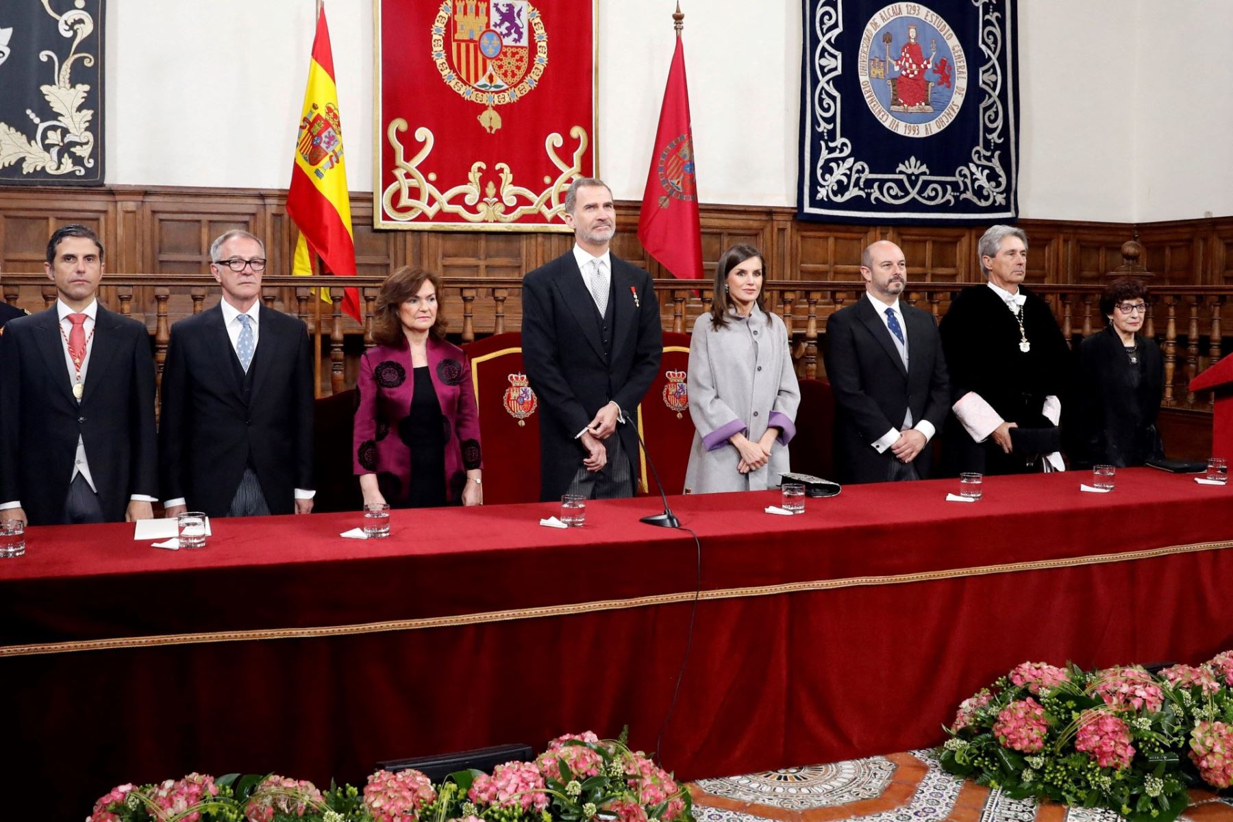 El rey Felipe VI de España (C-L) y su esposa, la reina Letizia (C-R) se unen al alcalde de Alcalá de Henares, Javier Rodríguez Palacios (L), el ministro español de Cultura y Deportes José Guirao (2dL), la vicepresidenta del gobierno Carmen Calvi (3rdL) y el rector de la Universidad de Alcalá José Vicente Saz (2ndR) durante la ceremonia del Premio de Literatura Cervantes en la Universidad de Alcalá en Madrid el 23 de abril de 2019. (Foto de Andrés BALLESTEROS / AFP)