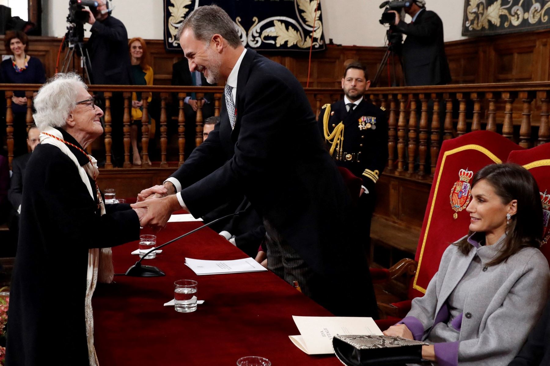 La poetisa uruguaya Ida Vitale (izqueda) recibe el Premio de Literatura Cervantes del rey Felipe VI de España y su esposa la reina Letizia (derecha) durante una ceremonia en la Universidad de Alcalá en Madrid el 23 de abril de 2019. (Foto de Andrés BALLESTEROS / POOL / AFP)
