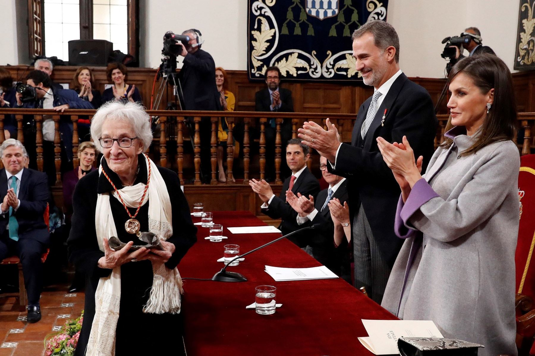 La poetisa uruguaya Ida Vitale (izqueda) recibe el Premio de Literatura Cervantes del rey Felipe VI de España y su esposa la reina Letizia (derecha) durante una ceremonia en la Universidad de Alcalá en Madrid el 23 de abril de 2019. (Foto de Andrés BALLESTEROS / POOL / AFP)